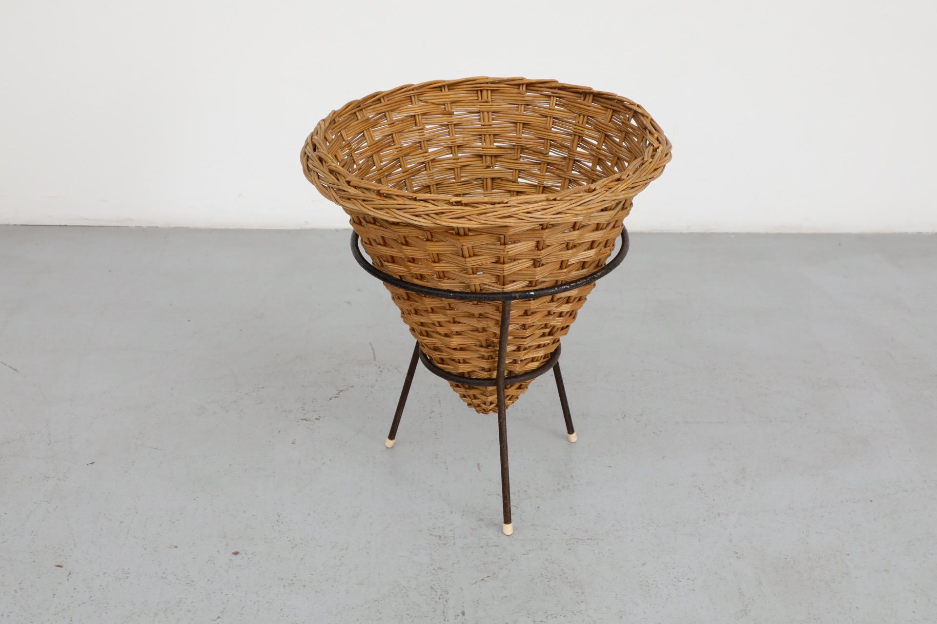 XX secolo Cestino in rattan intrecciato di metà secolo con base a treppiede in filo metallico smaltato nero in vendita