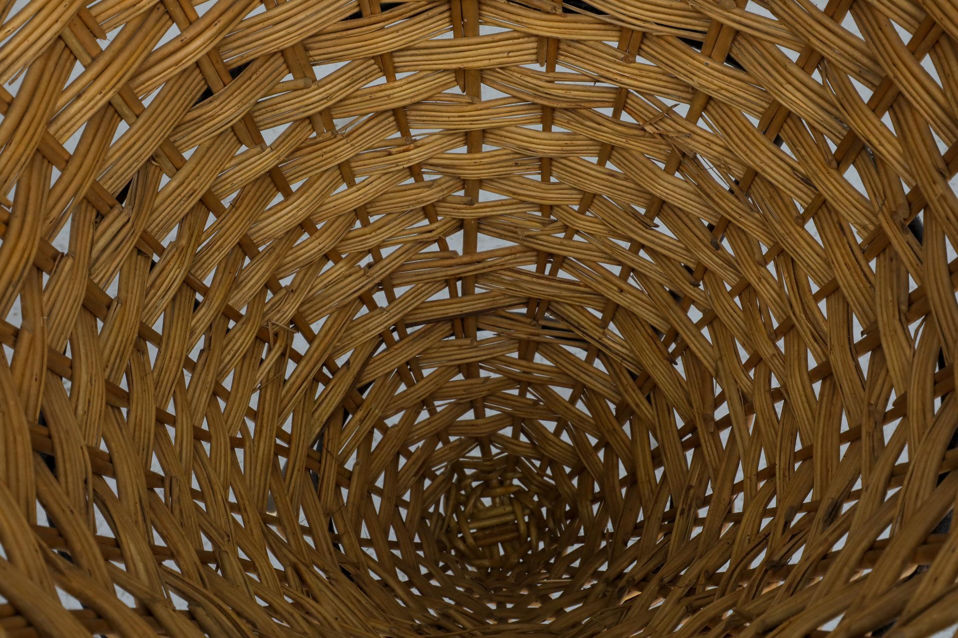 Cestino in rattan intrecciato di metà secolo con base a treppiede in filo metallico smaltato nero in vendita 1
