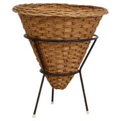Cestino in rattan intrecciato di metà secolo con base a treppiede in filo metallico smaltato nero