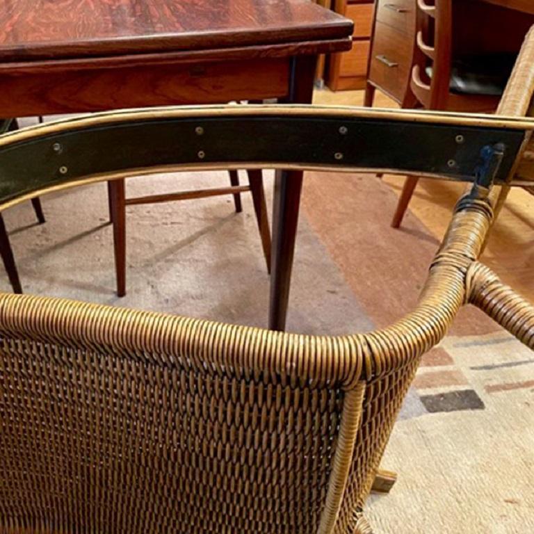 Bois cintré Chaise longue en rotin tressé du milieu du siècle en vente