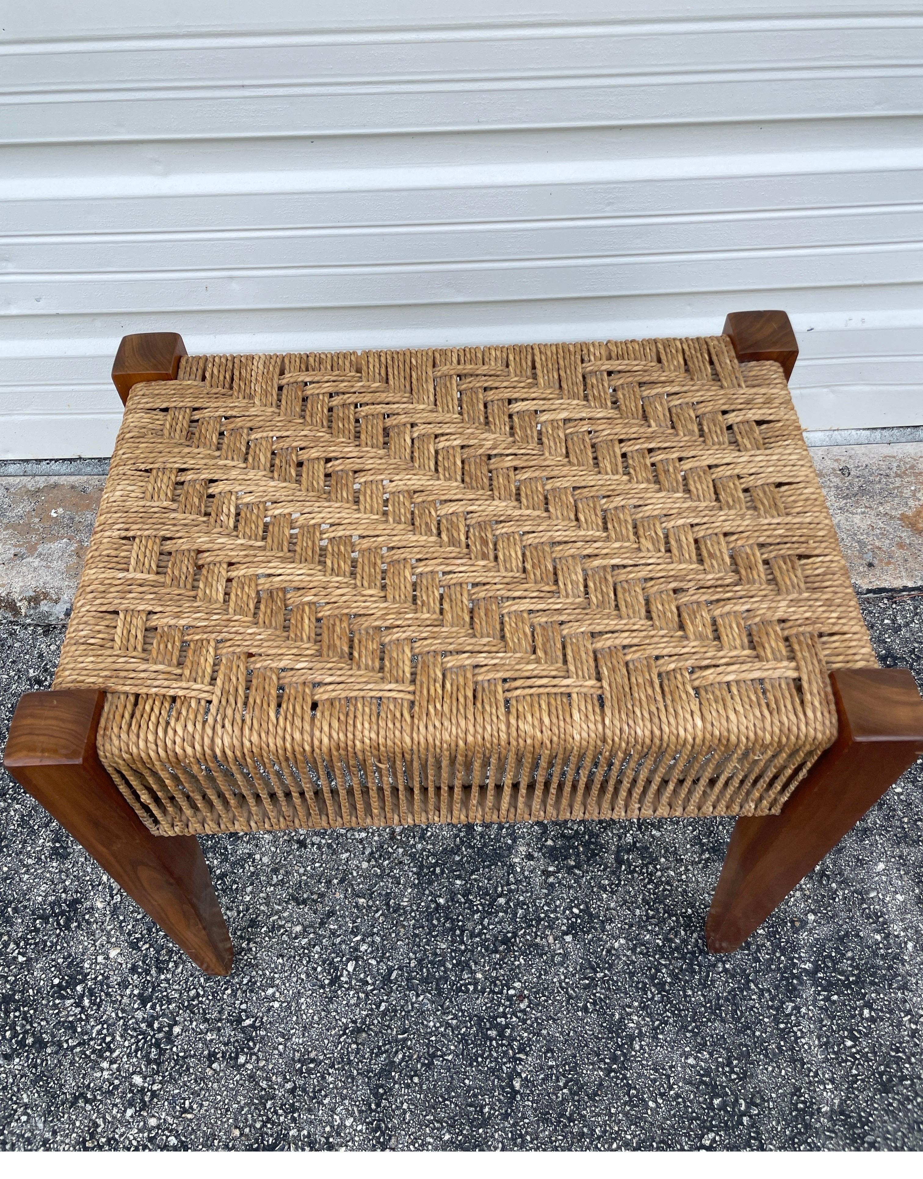 Vintage Hocker mit gewebter Platte und Holzrahmen aus der Mitte des Jahrhunderts.