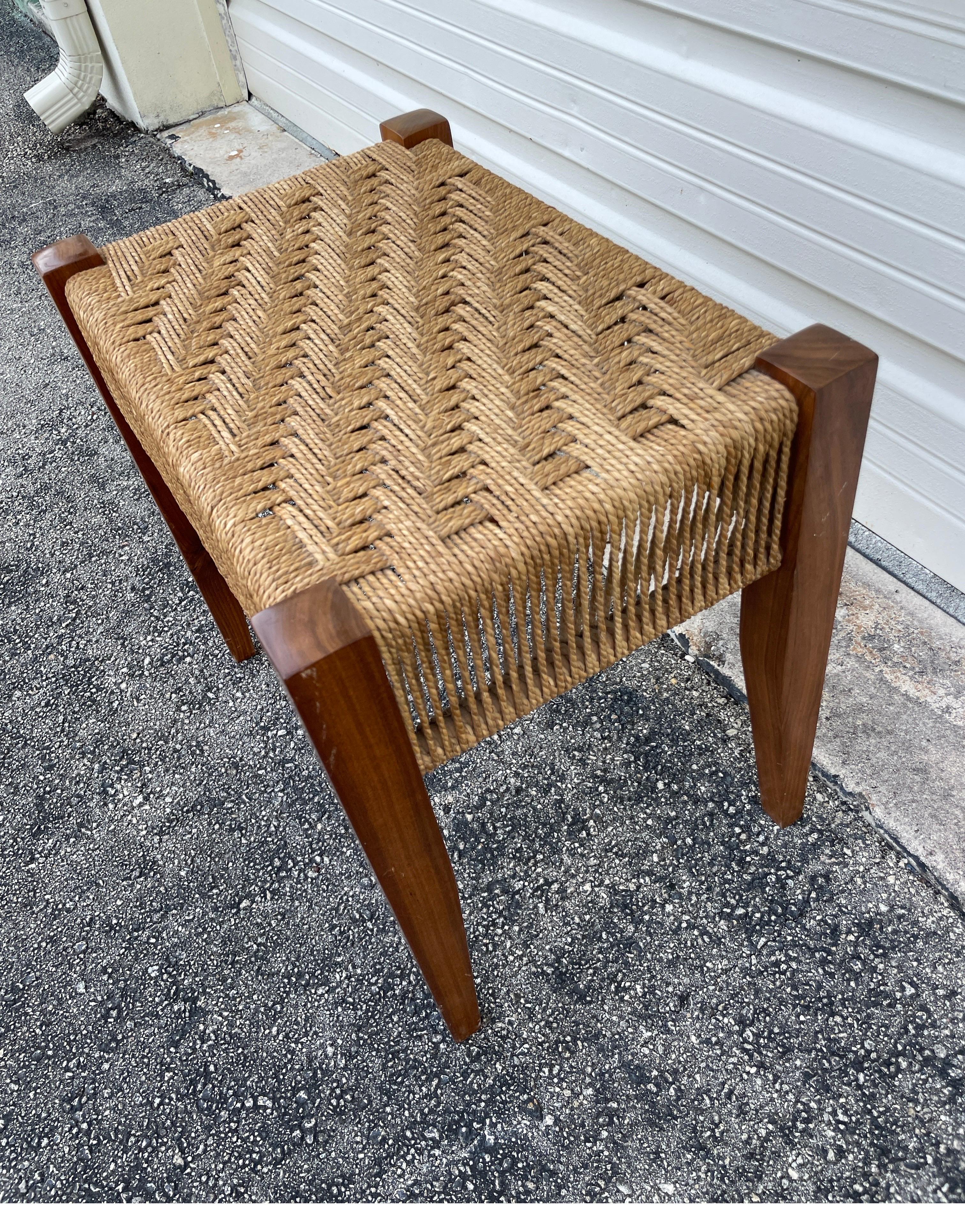 Mid Century gewebt oben Wood Frame Hocker im Zustand „Gut“ im Angebot in West Palm Beach, FL
