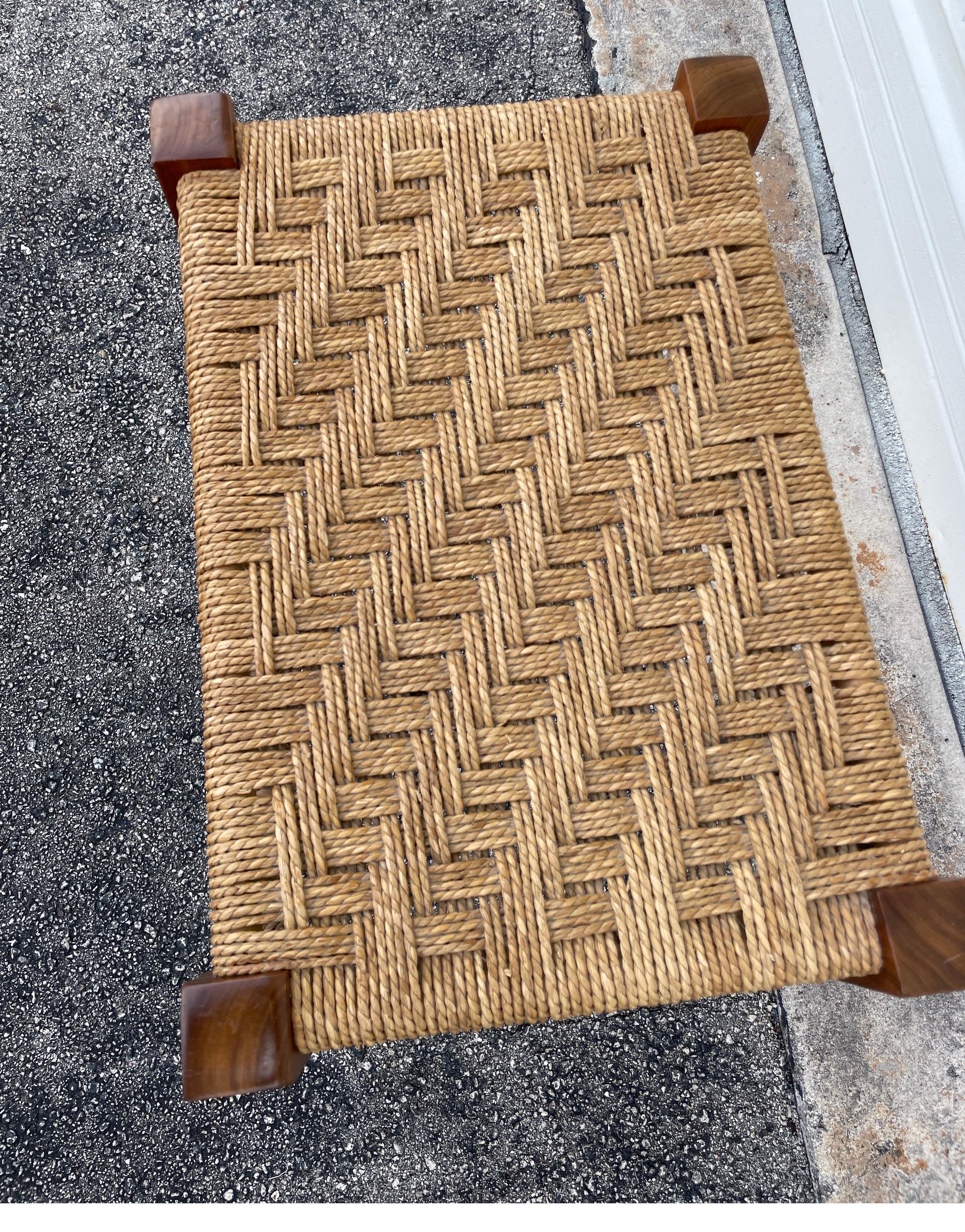 Mid Century gewebt oben Wood Frame Hocker (20. Jahrhundert) im Angebot