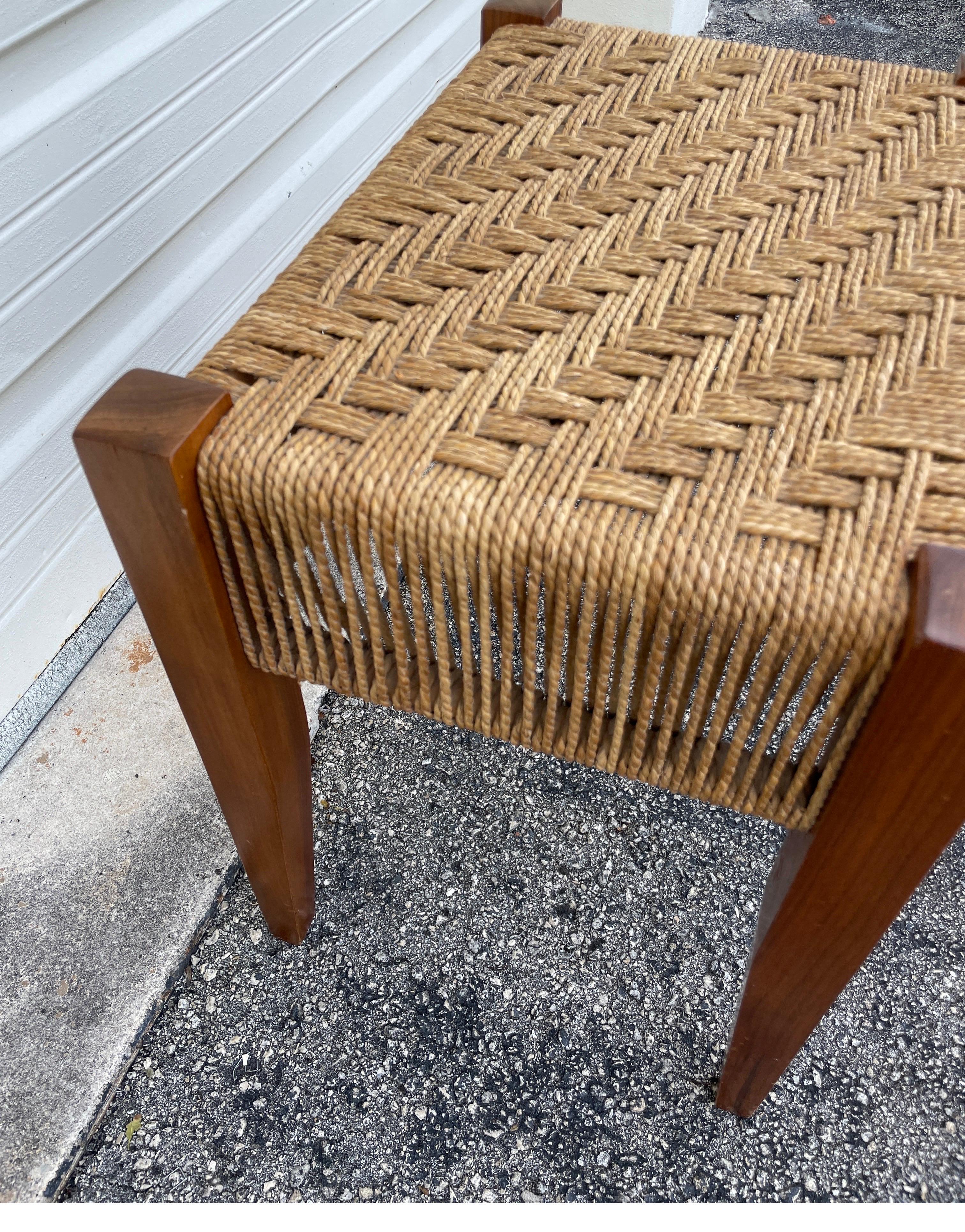 Mid Century gewebt oben Wood Frame Hocker (Jute) im Angebot