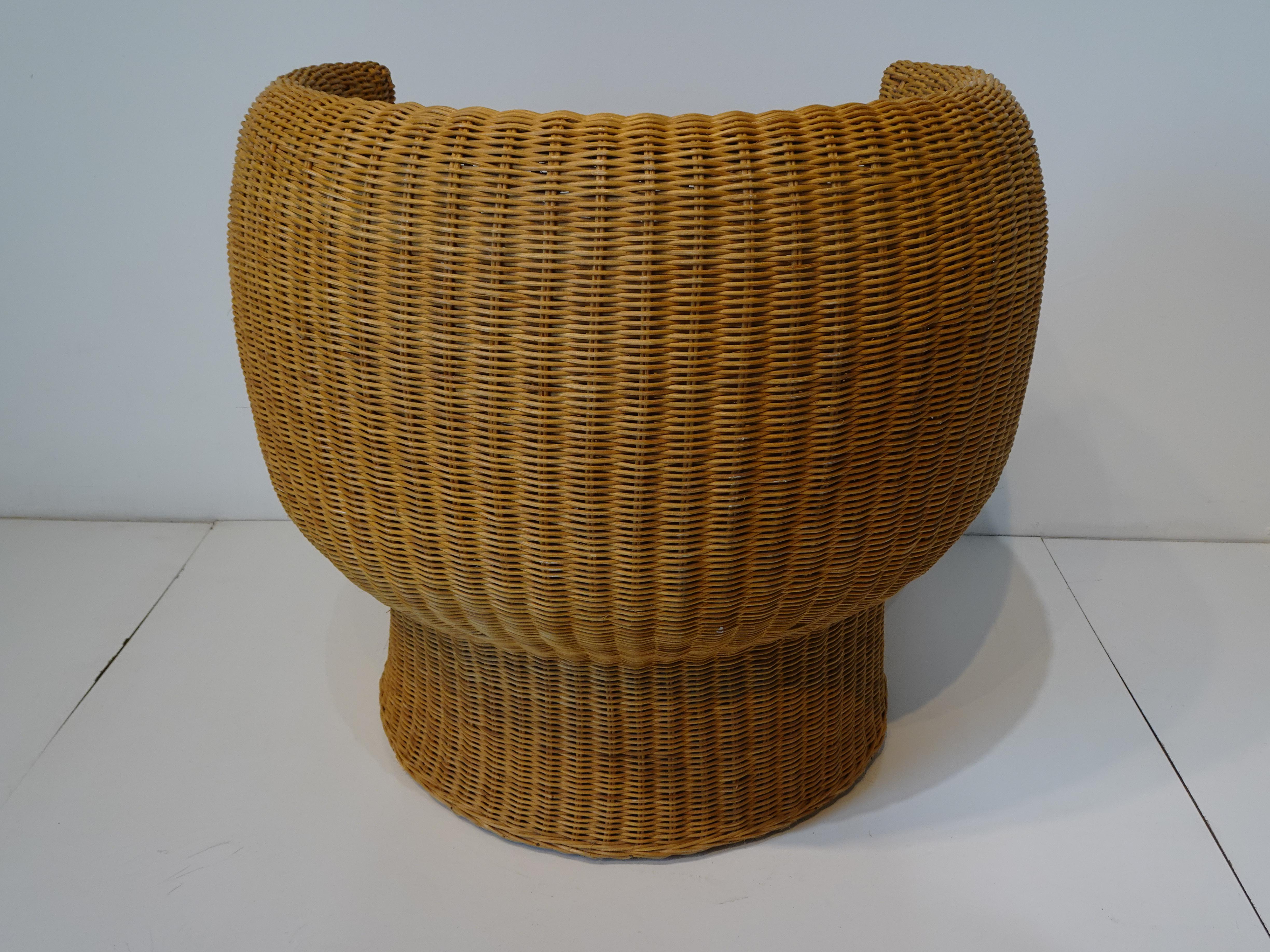 Mid Century Woven Wicker Chair in the Style of Eero Aarnio In Good Condition In Cincinnati, OH