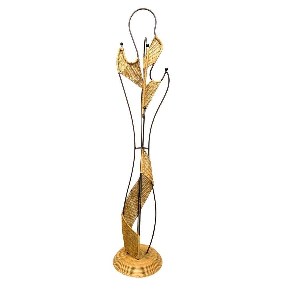 Questo appendiabiti scultoreo astratto di ispirazione Paul Frankl, splendidamente restaurato, è realizzato con una base in rattan a spirale con una struttura in ferro ramificata avvolta in vimini intrecciato. Questo appendiabiti unico nel suo genere