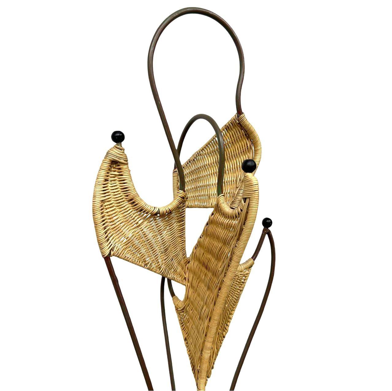 Mid-Century moderno Appendiabiti scultoreo di mid-century in vimini e ferro con base in rattan con matita in canna in vendita