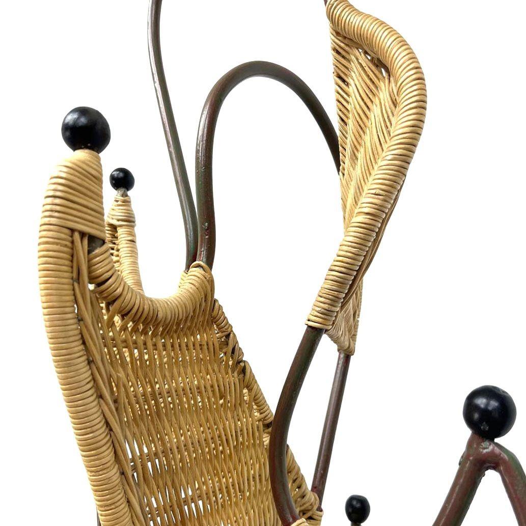 Americano Appendiabiti scultoreo di mid-century in vimini e ferro con base in rattan con matita in canna in vendita