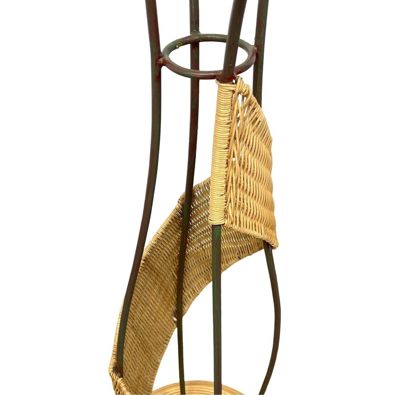 Appendiabiti scultoreo di mid-century in vimini e ferro con base in rattan con matita in canna In condizioni ottime in vendita a Van Nuys, CA