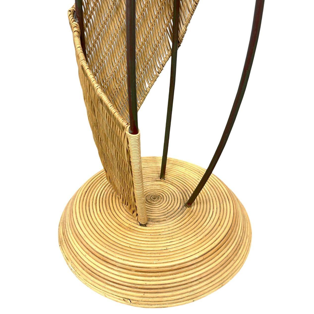 Metà XX secolo Appendiabiti scultoreo di mid-century in vimini e ferro con base in rattan con matita in canna in vendita