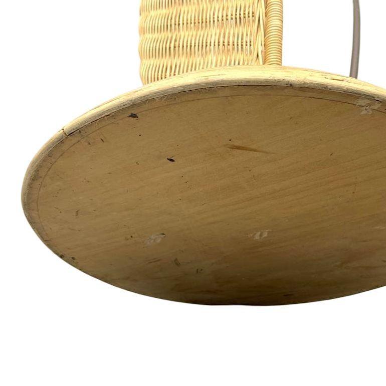 Vimini Appendiabiti scultoreo di mid-century in vimini e ferro con base in rattan con matita in canna in vendita
