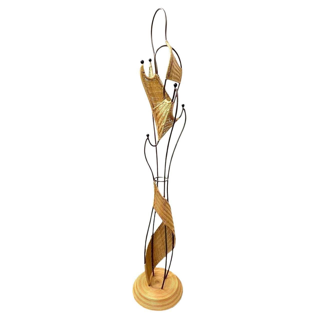 Appendiabiti scultoreo di mid-century in vimini e ferro con base in rattan con matita in canna in vendita