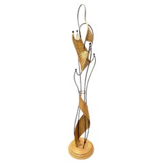Appendiabiti scultoreo di mid-century in vimini e ferro con base in rattan con matita in canna