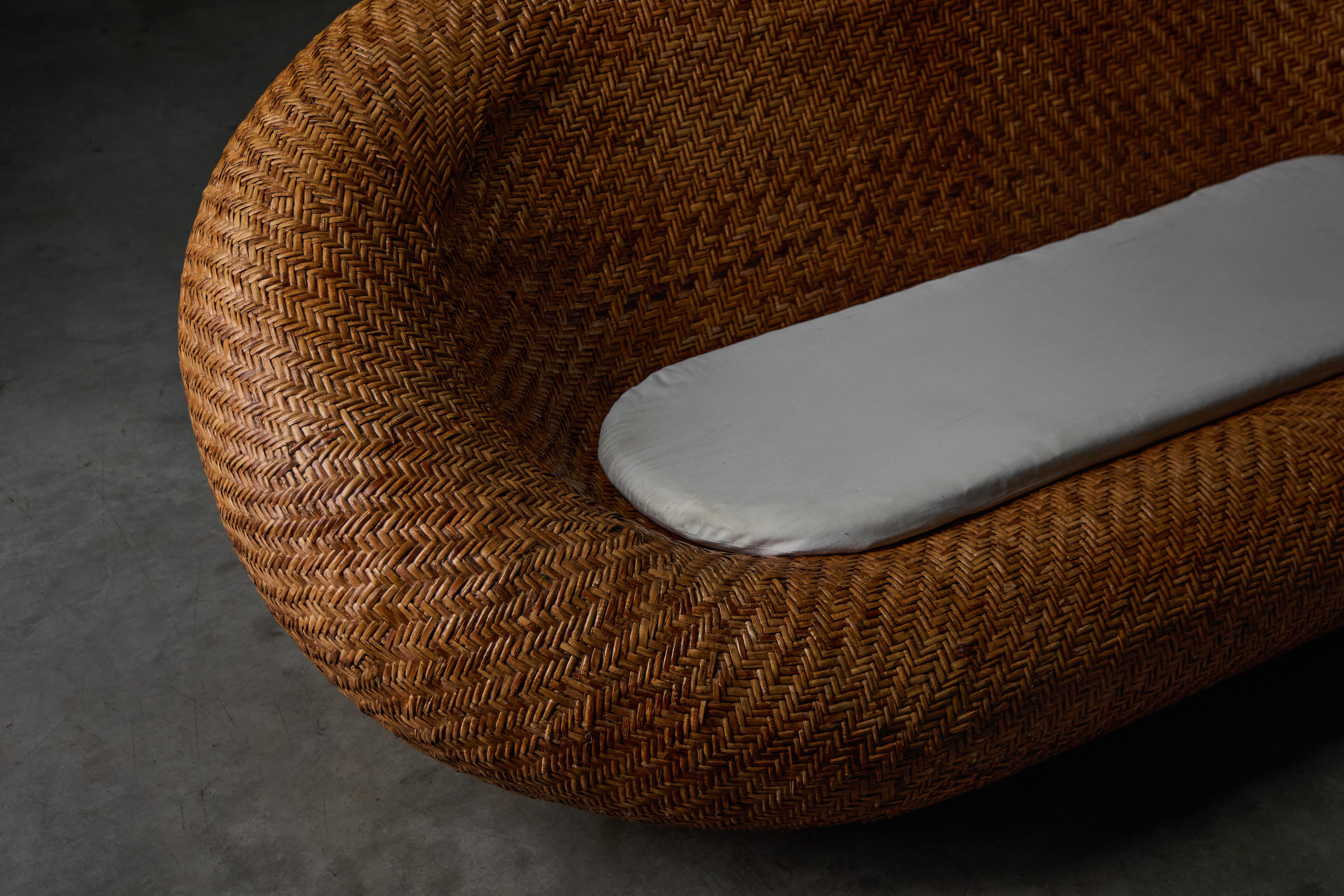 Sofá de mimbre tejido de mediados de siglo, Francia, 1970 en venta 3