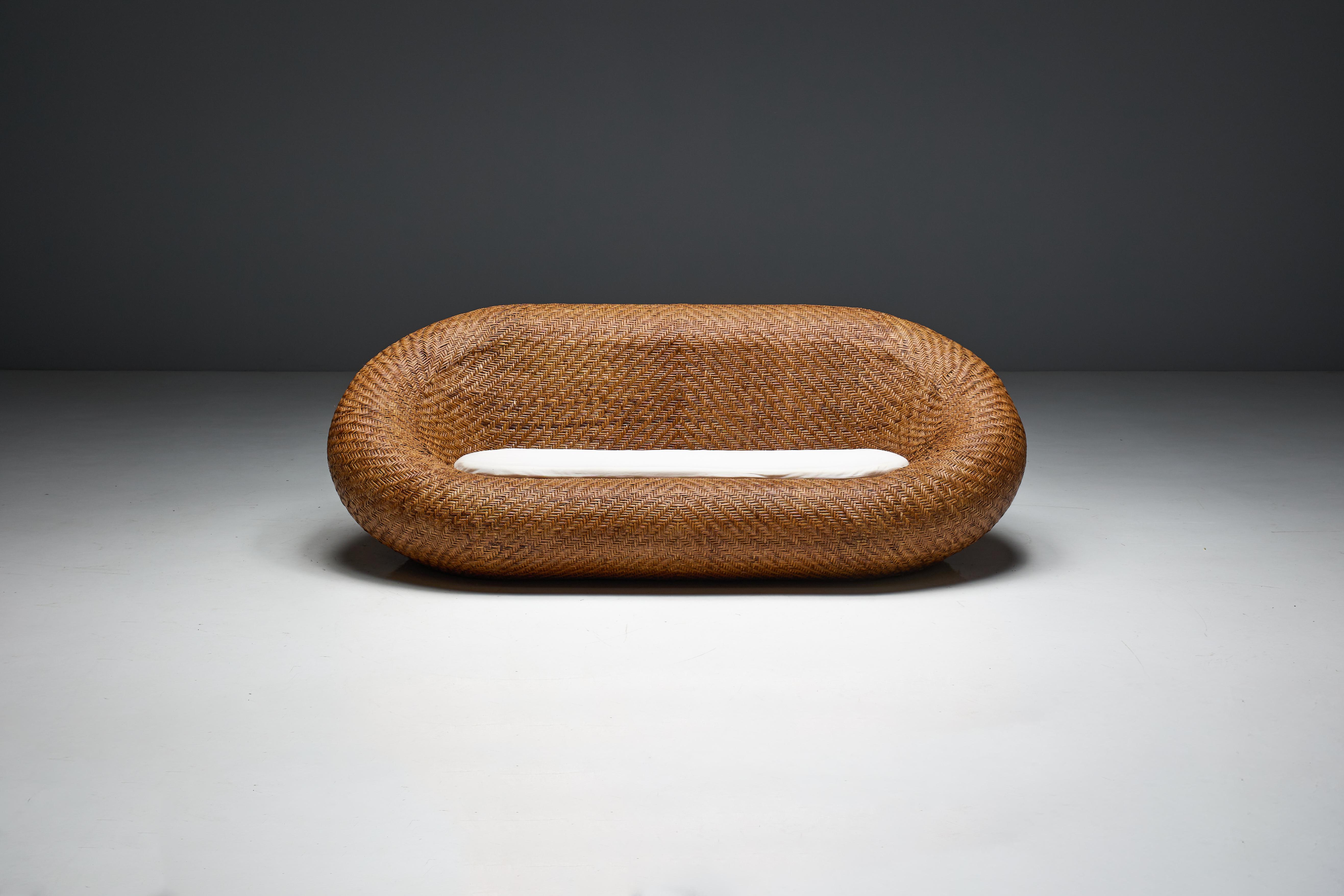 Sofá de mimbre tejido de mediados de siglo, Francia, 1970 en venta 4