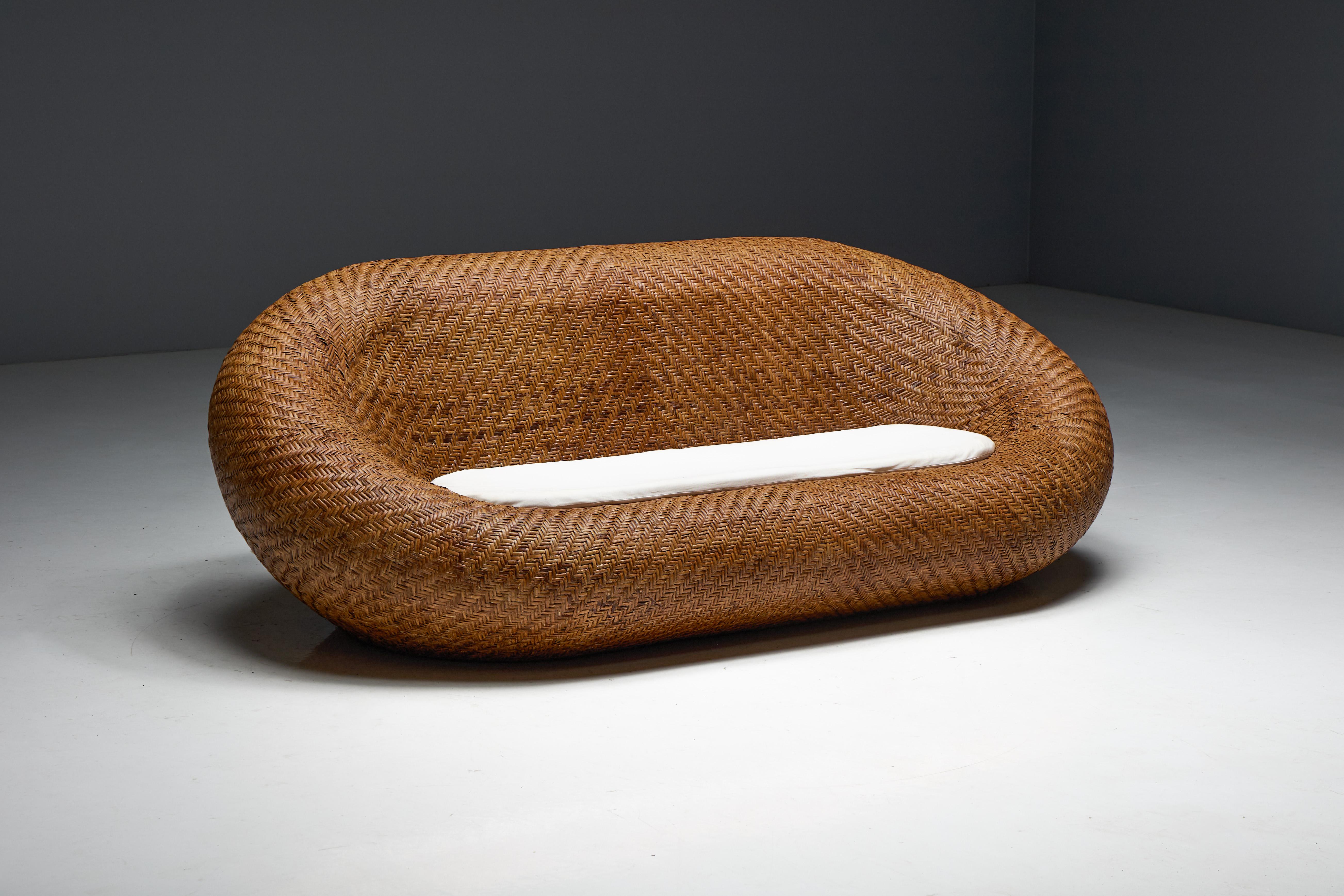 Sofá de mimbre tejido de mediados de siglo, Francia, 1970 en venta 5