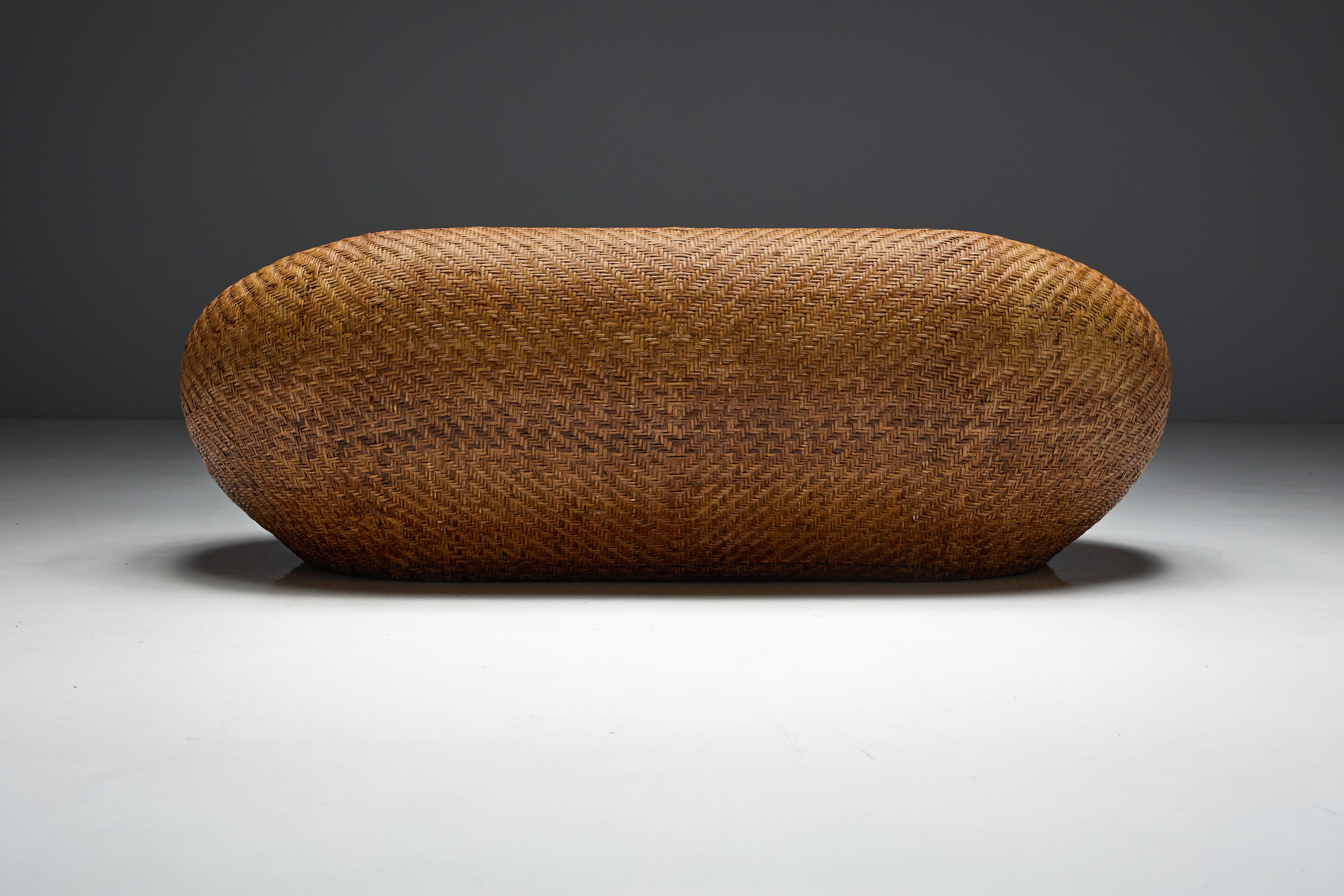 Sofá de mimbre tejido de mediados de siglo, Francia, 1970 en venta 7