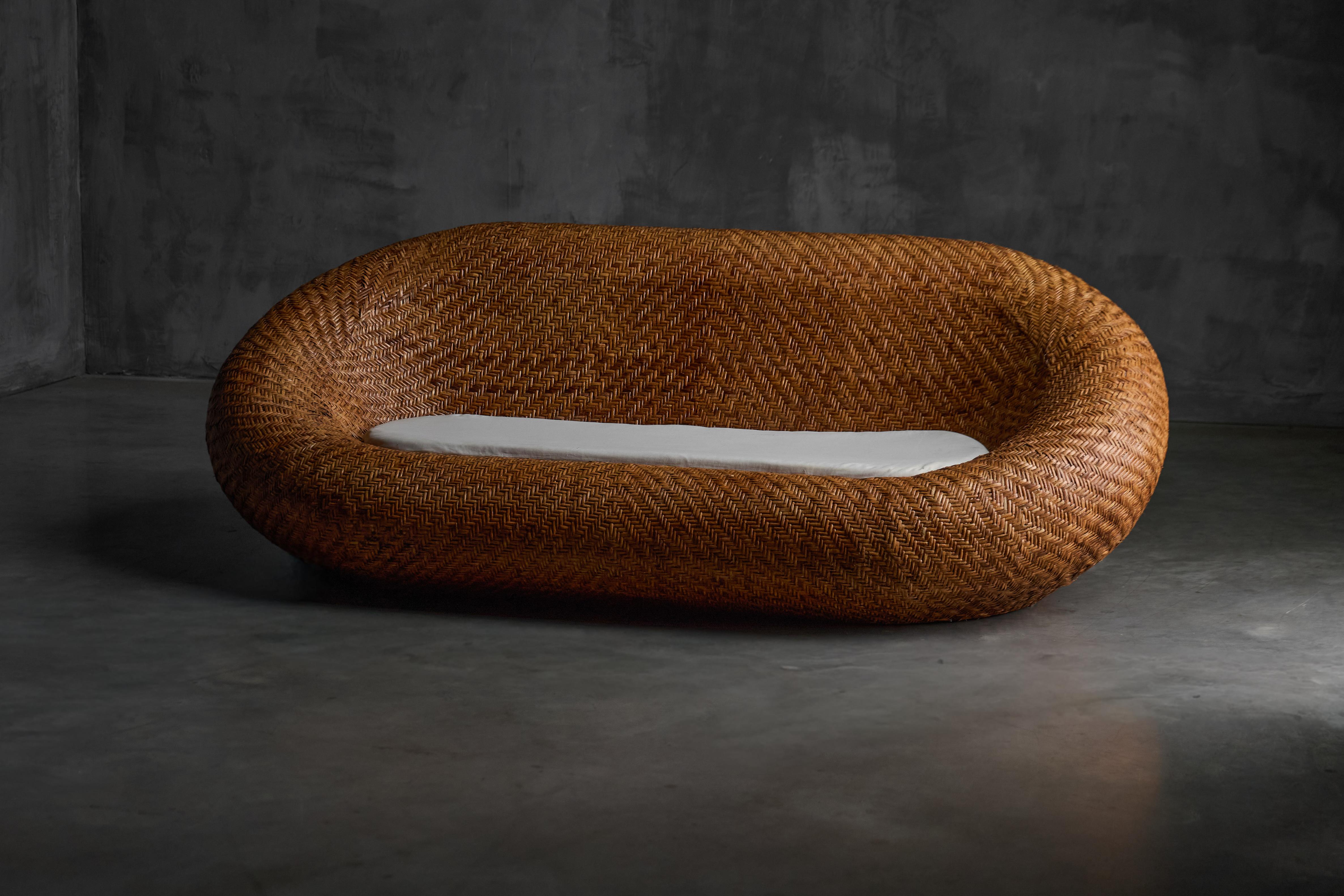 Sofá de mimbre tejido de mediados de siglo, Francia, 1970 en Bueno estado para la venta en Antwerp, BE