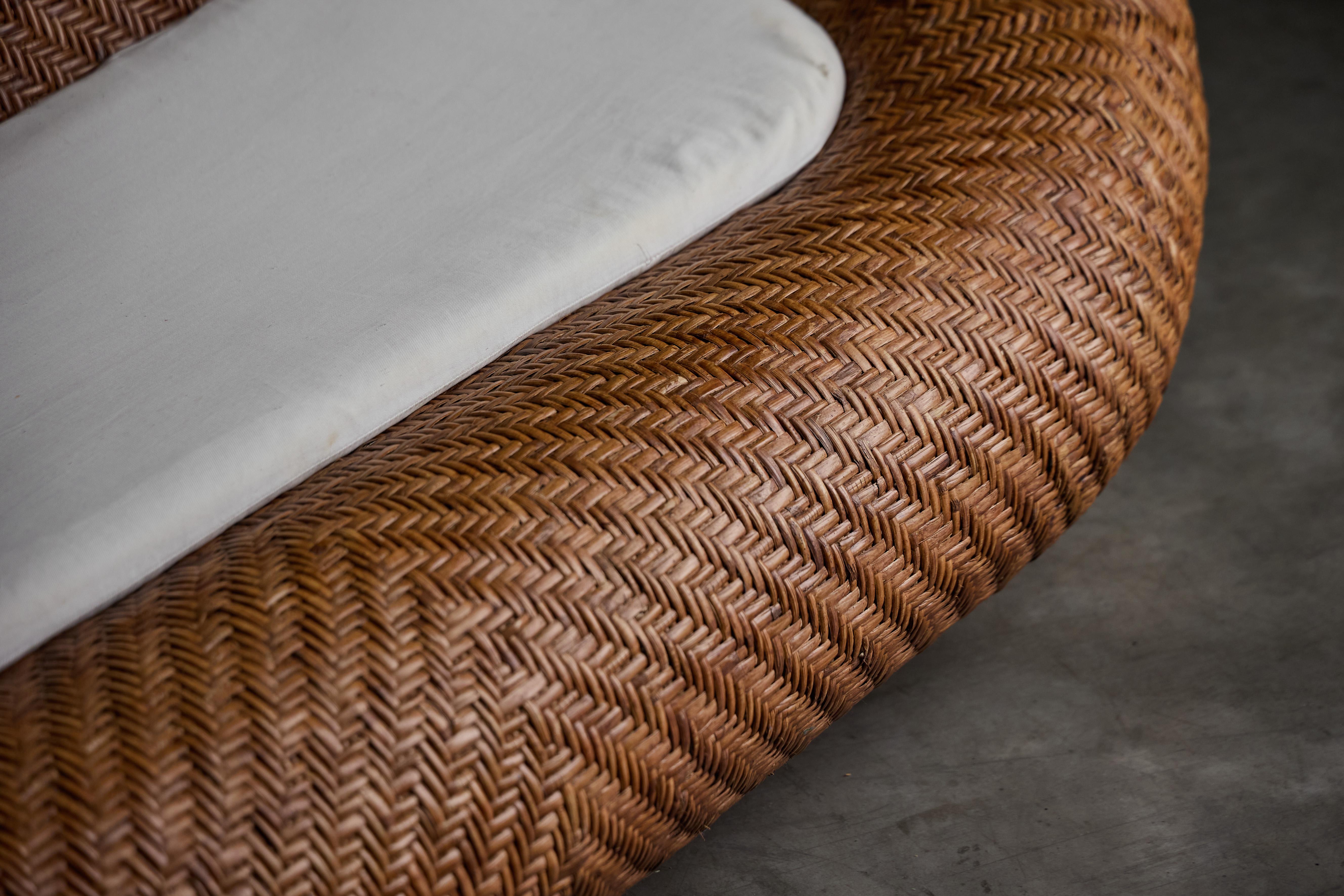 Sofá de mimbre tejido de mediados de siglo, Francia, 1970 finales del siglo XX en venta