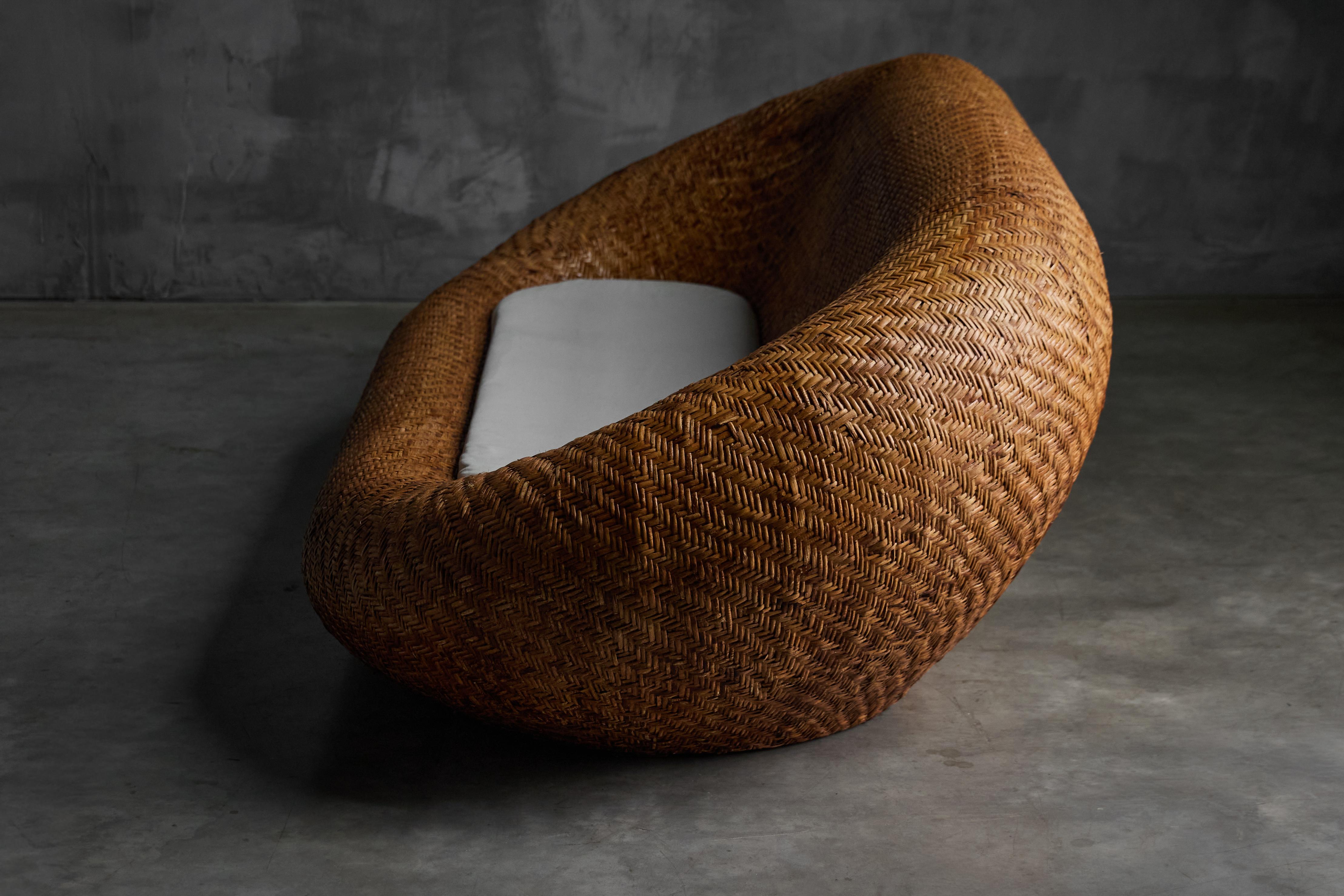 Sofá de mimbre tejido de mediados de siglo, Francia, 1970 Mimbre en venta