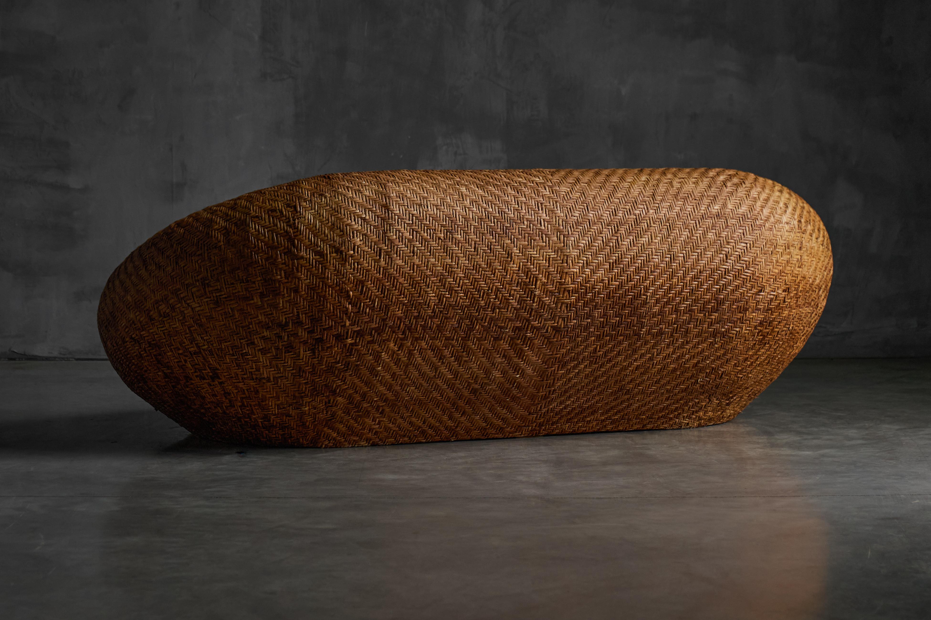 Sofá de mimbre tejido de mediados de siglo, Francia, 1970 en venta 1