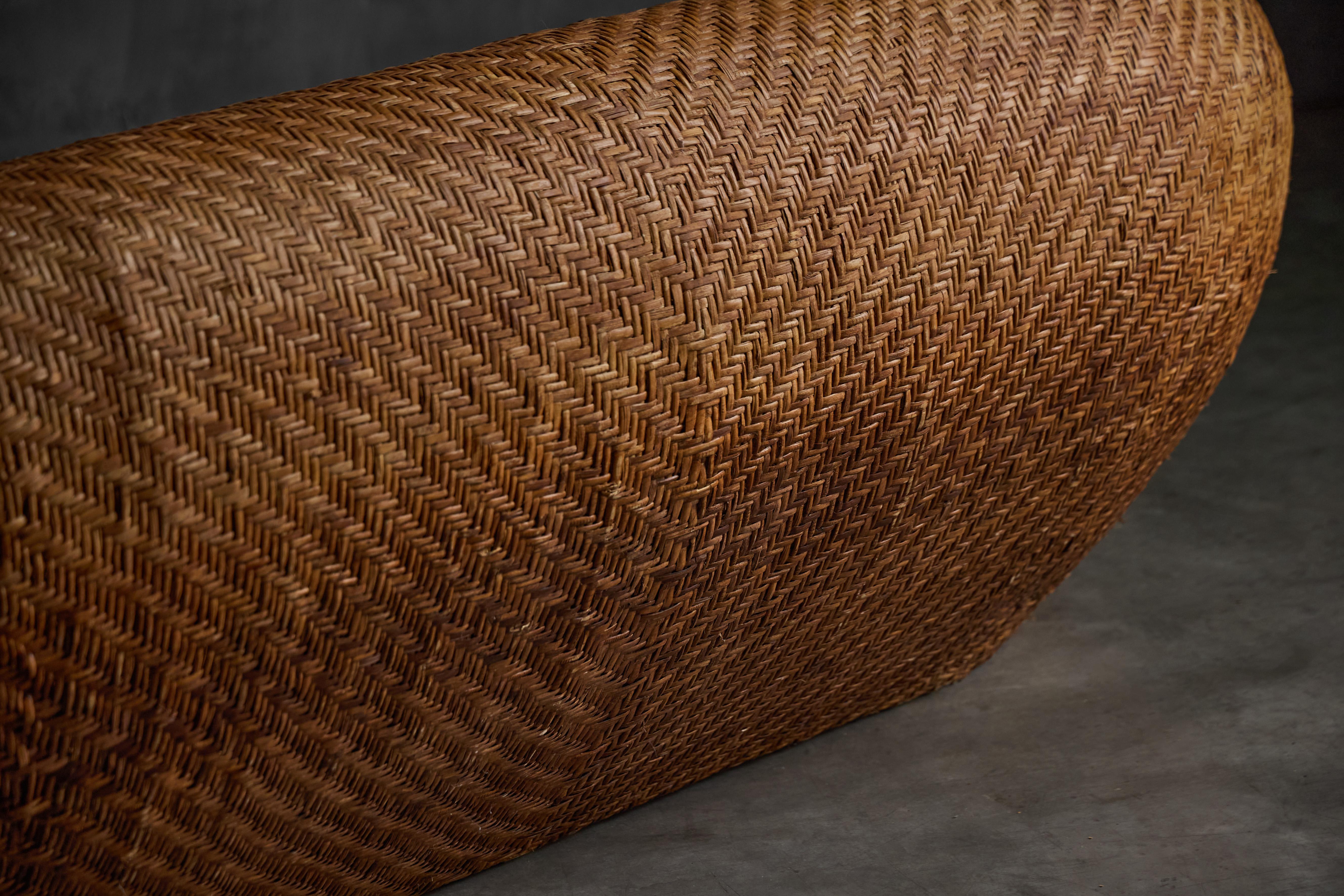 Sofá de mimbre tejido de mediados de siglo, Francia, 1970 en venta 2