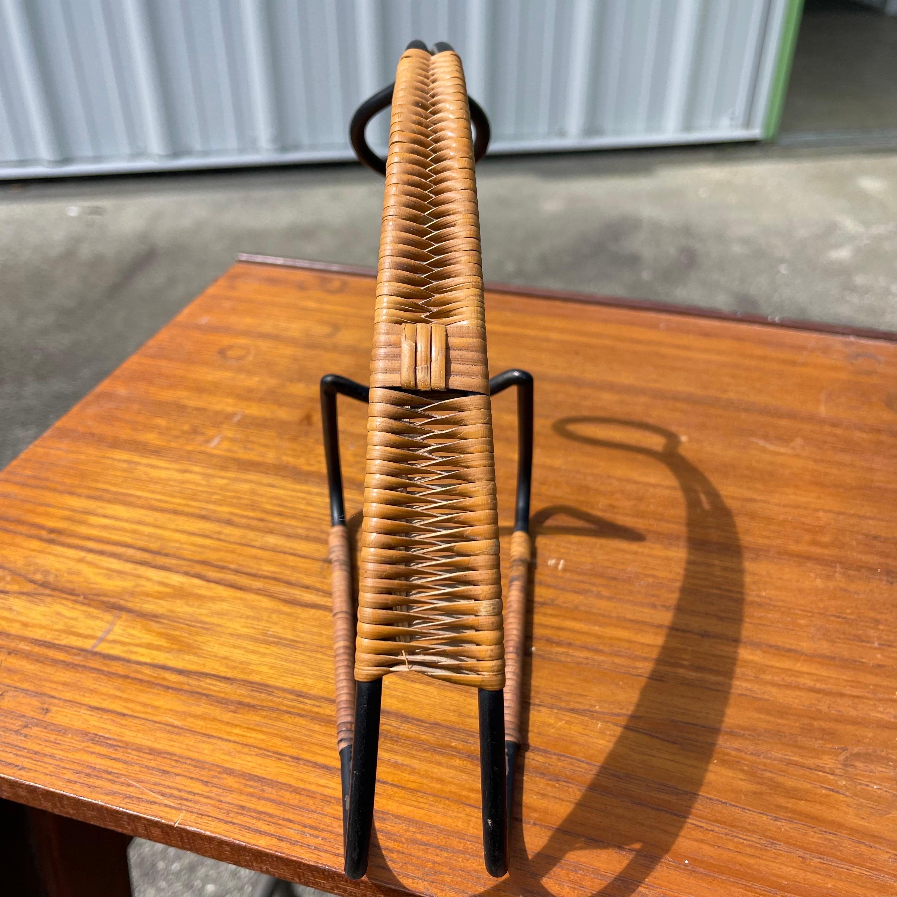 Mid-Century Woven Wicker Schmiedeeisen Weinflasche Halter Gießer im Zustand „Gut“ im Angebot in Jensen Beach, FL