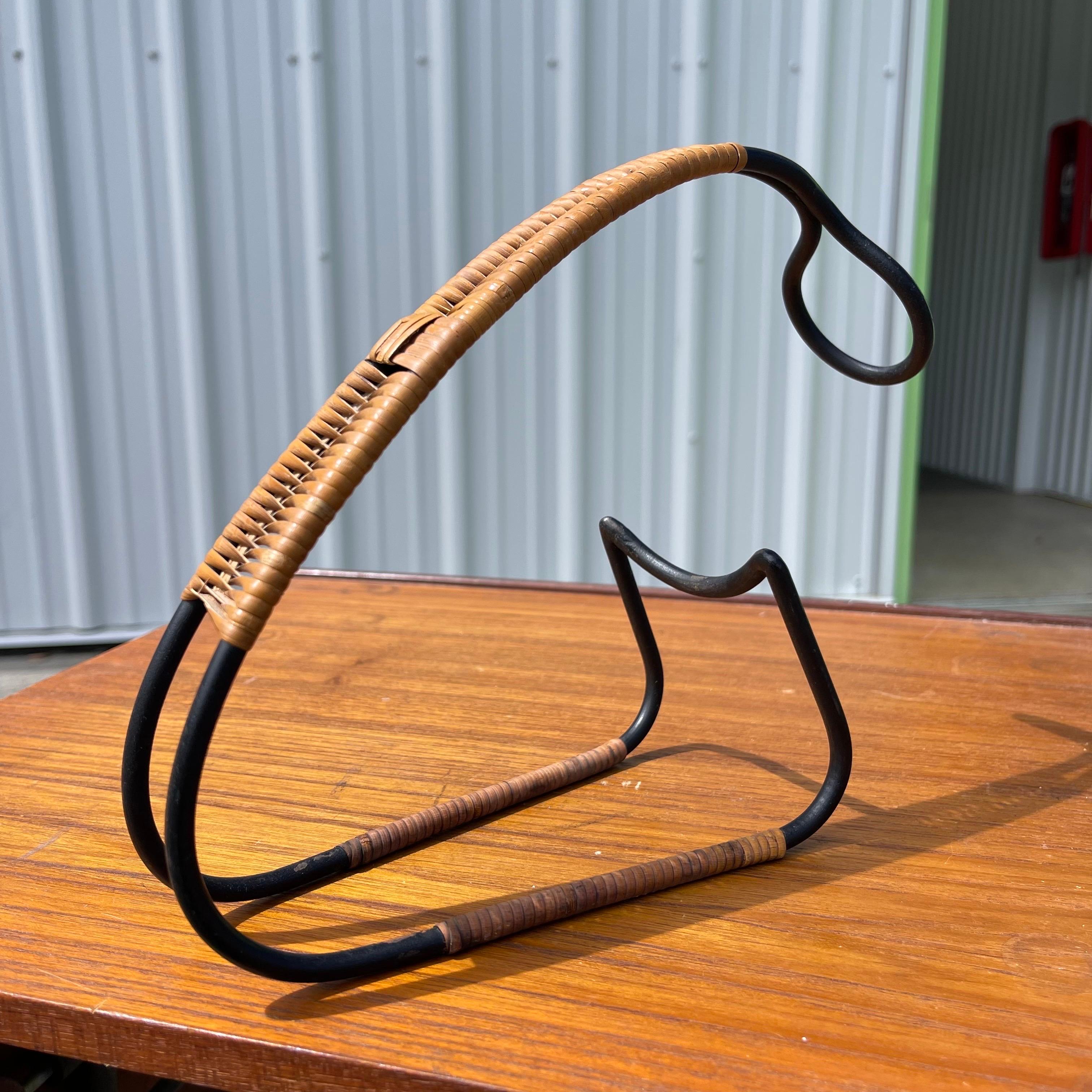 Mid-Century Woven Wicker Schmiedeeisen Weinflasche Halter Gießer (20. Jahrhundert) im Angebot