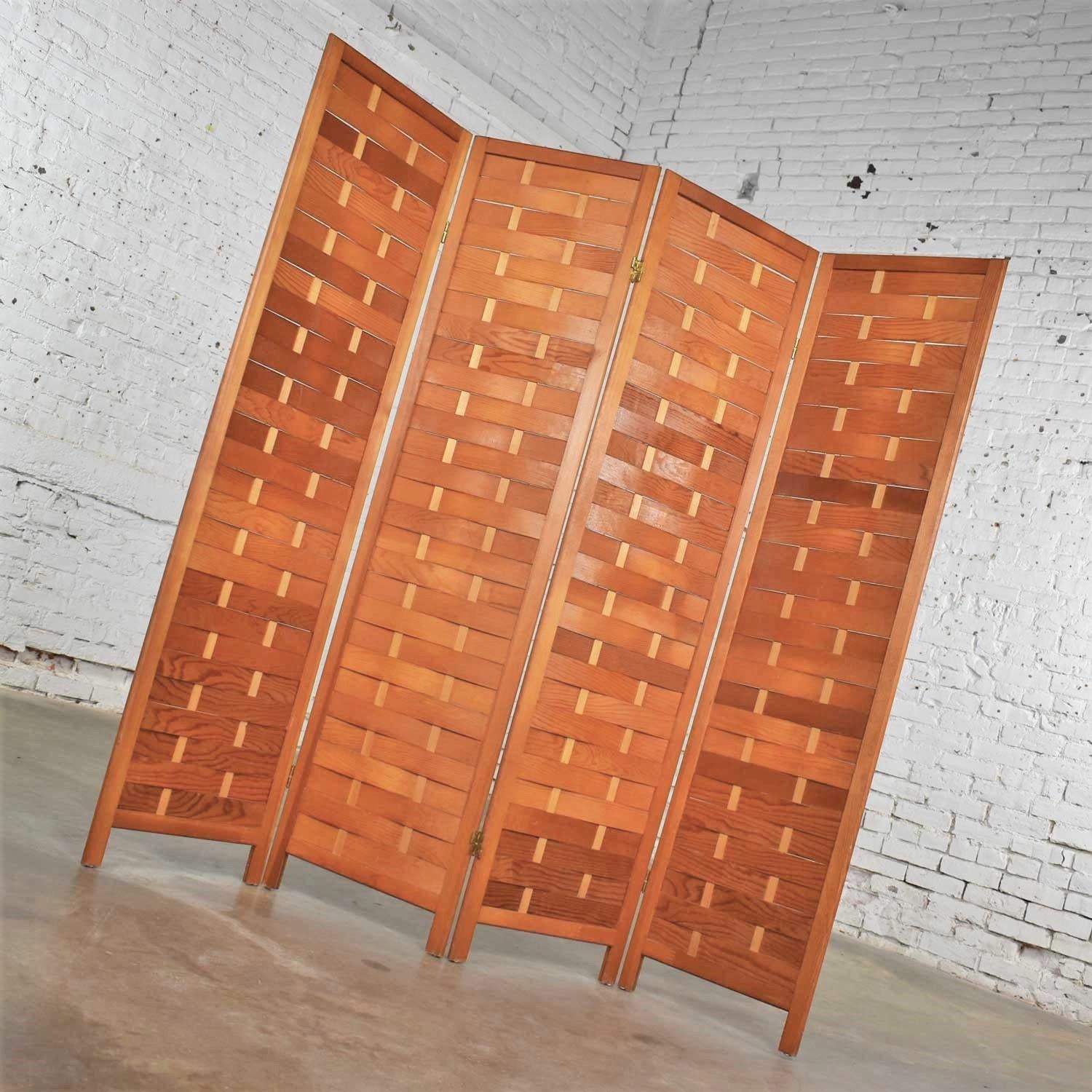 Handsome pine woven wood midcentury folding screen 4-panel room divider. It is in wonderful vintage condition. Please see photos, circa mid-20th century.

Just look at this gorgeous folding screen! It will look perfect wherever you use it and,