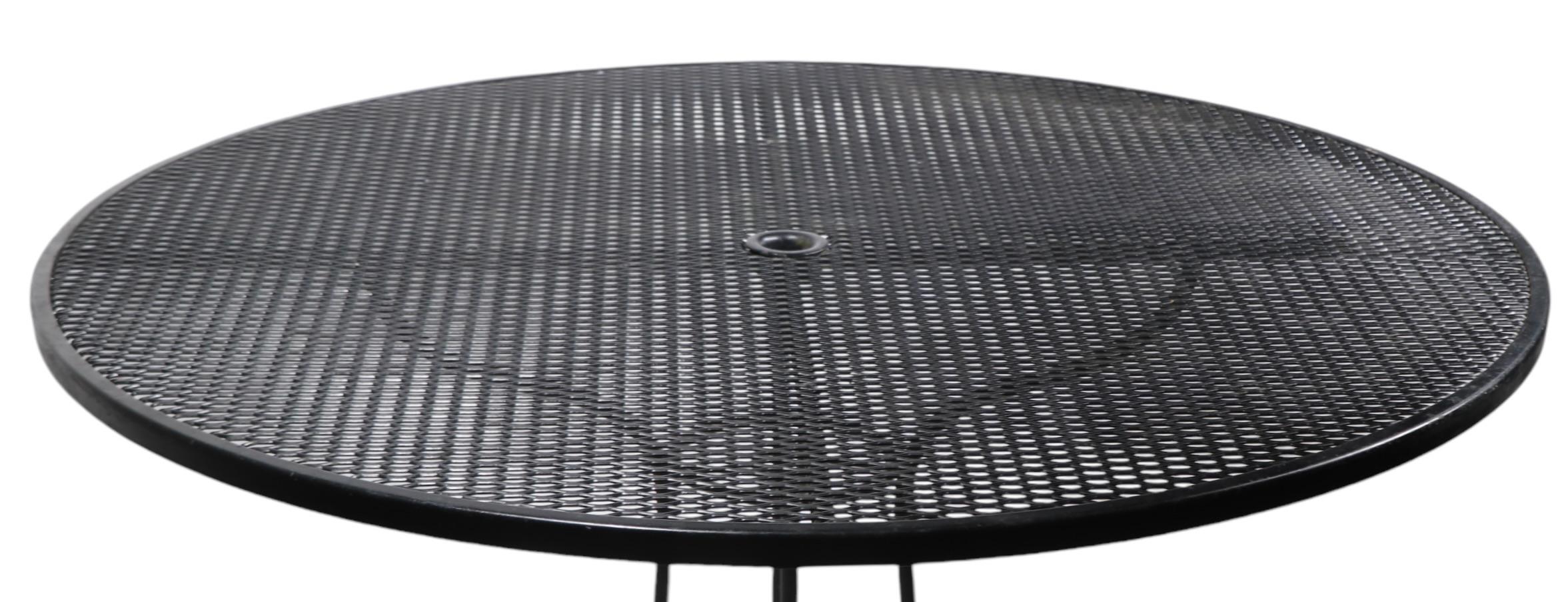 Mid-Century Modern Mid Century Wrought Iron and Metal Mesh Garden Patio Poolsoide Table For Sale