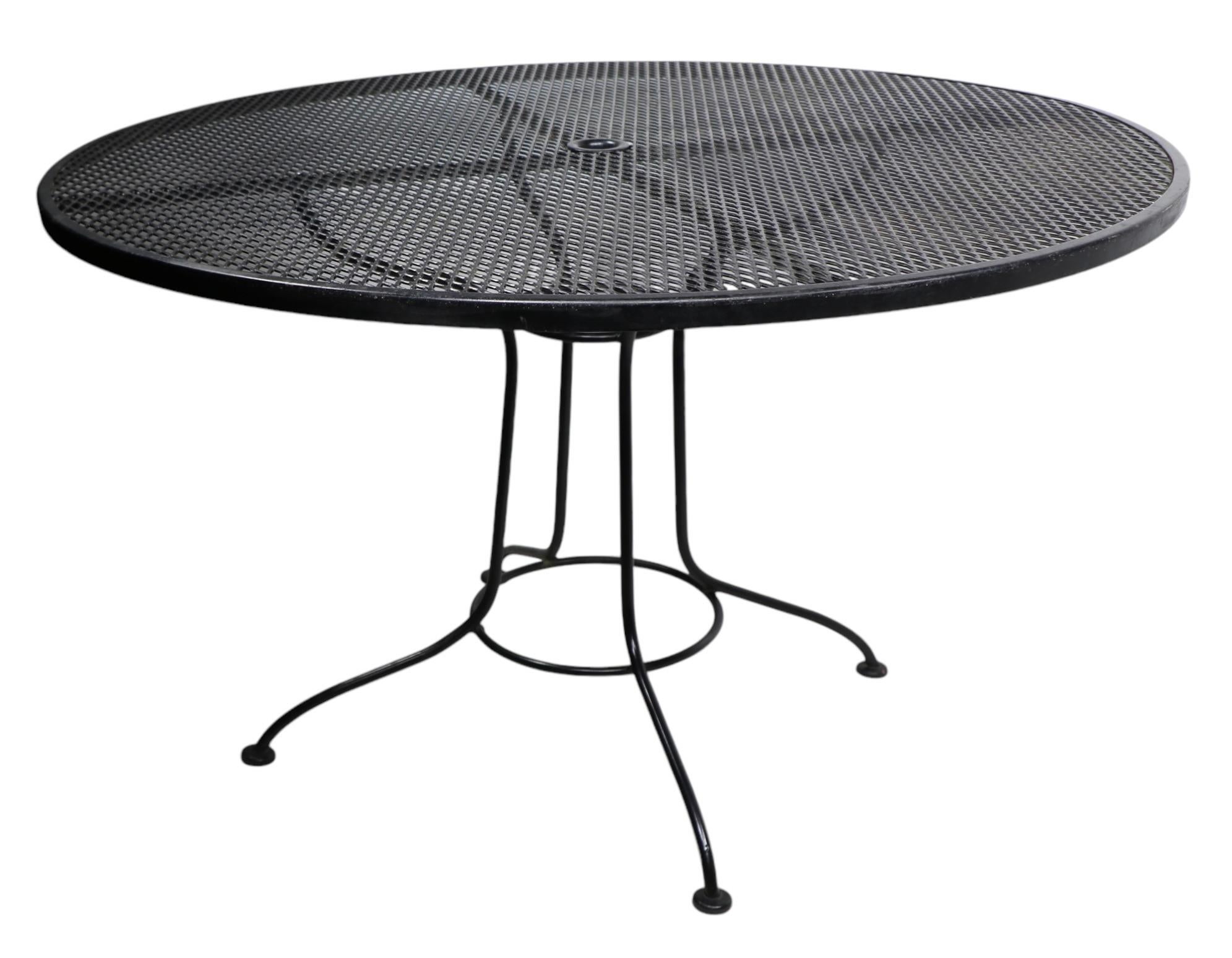 American Mid Century Wrought Iron and Metal Mesh Garden Patio Poolsoide Table For Sale