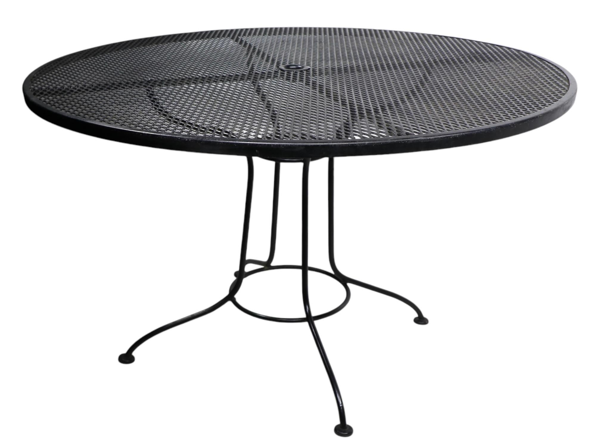 Mid Century Wrought Iron and Metal Mesh Garden Patio Poolsoide Table In Good Condition For Sale In New York, NY