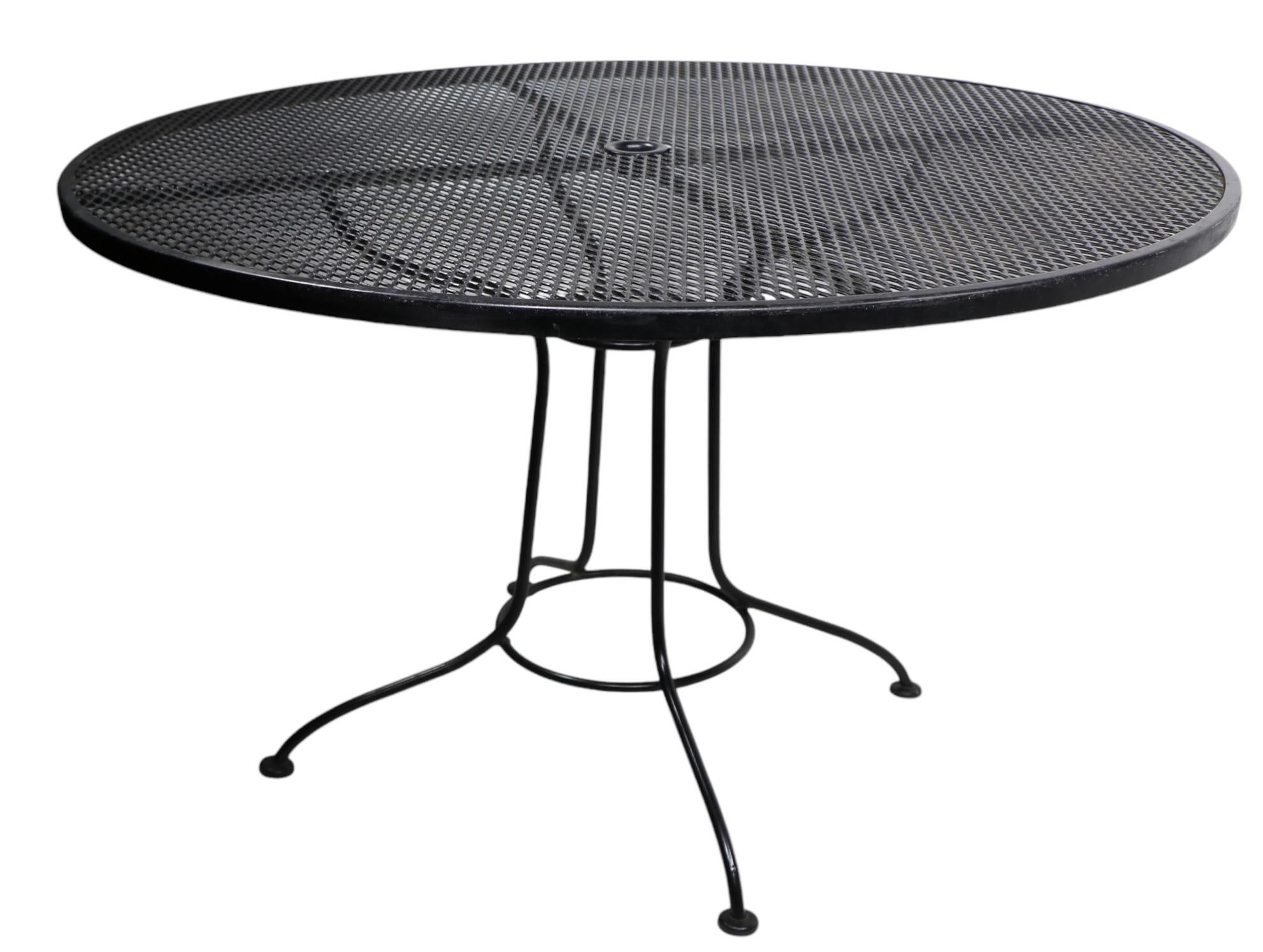 20th Century Mid Century Wrought Iron and Metal Mesh Garden Patio Poolsoide Table For Sale