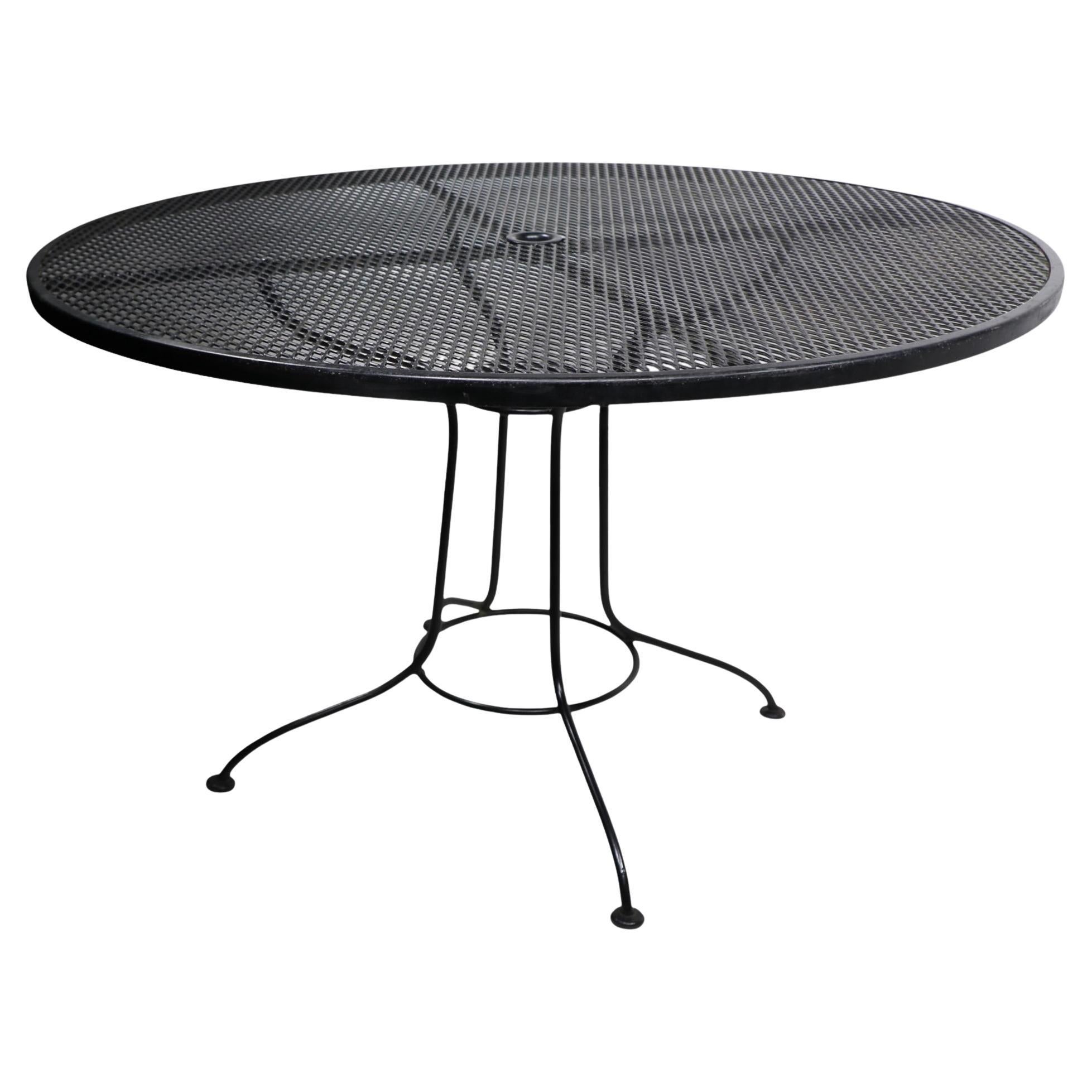 Table d'appoint de jardin ou de patio en fer forgé et maille métallique du milieu du siècle