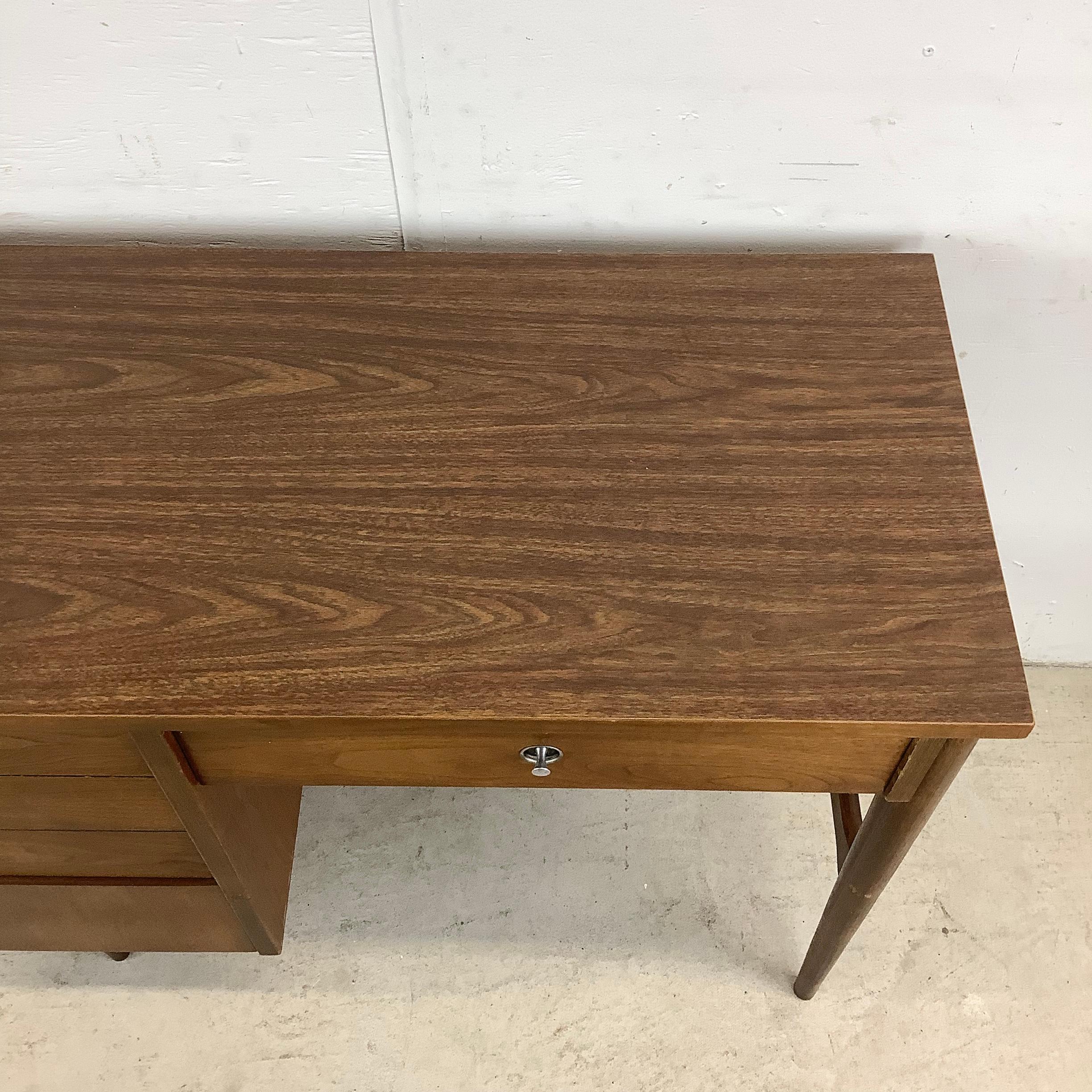 Mid-Century Writing Desk by Basset In Good Condition For Sale In Trenton, NJ