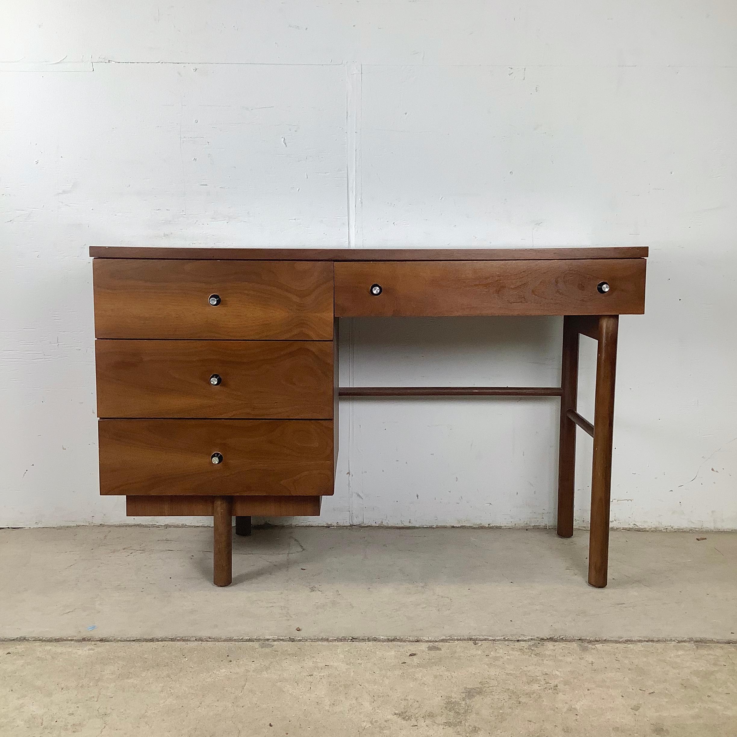 Este escritorio de mediados de siglo de Stanley Furniture es un bello equilibrio de estilo y funcionalidad. Con sus líneas limpias, su cálido acabado en madera y sus sutiles detalles de diseño, capta el atractivo intemporal de los muebles modernos