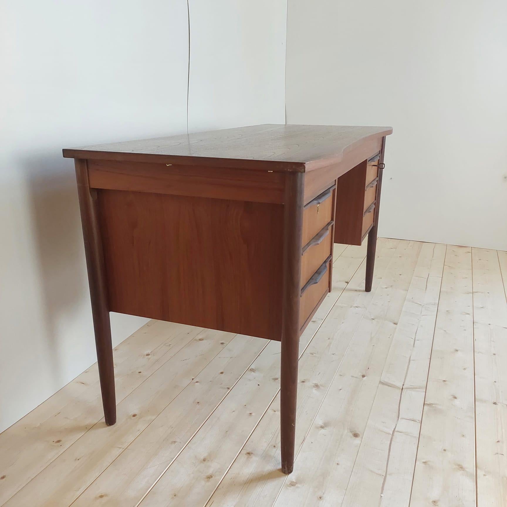Mid-Century moderno Mid-century writing desk in teak, Denmark 1960s in vendita