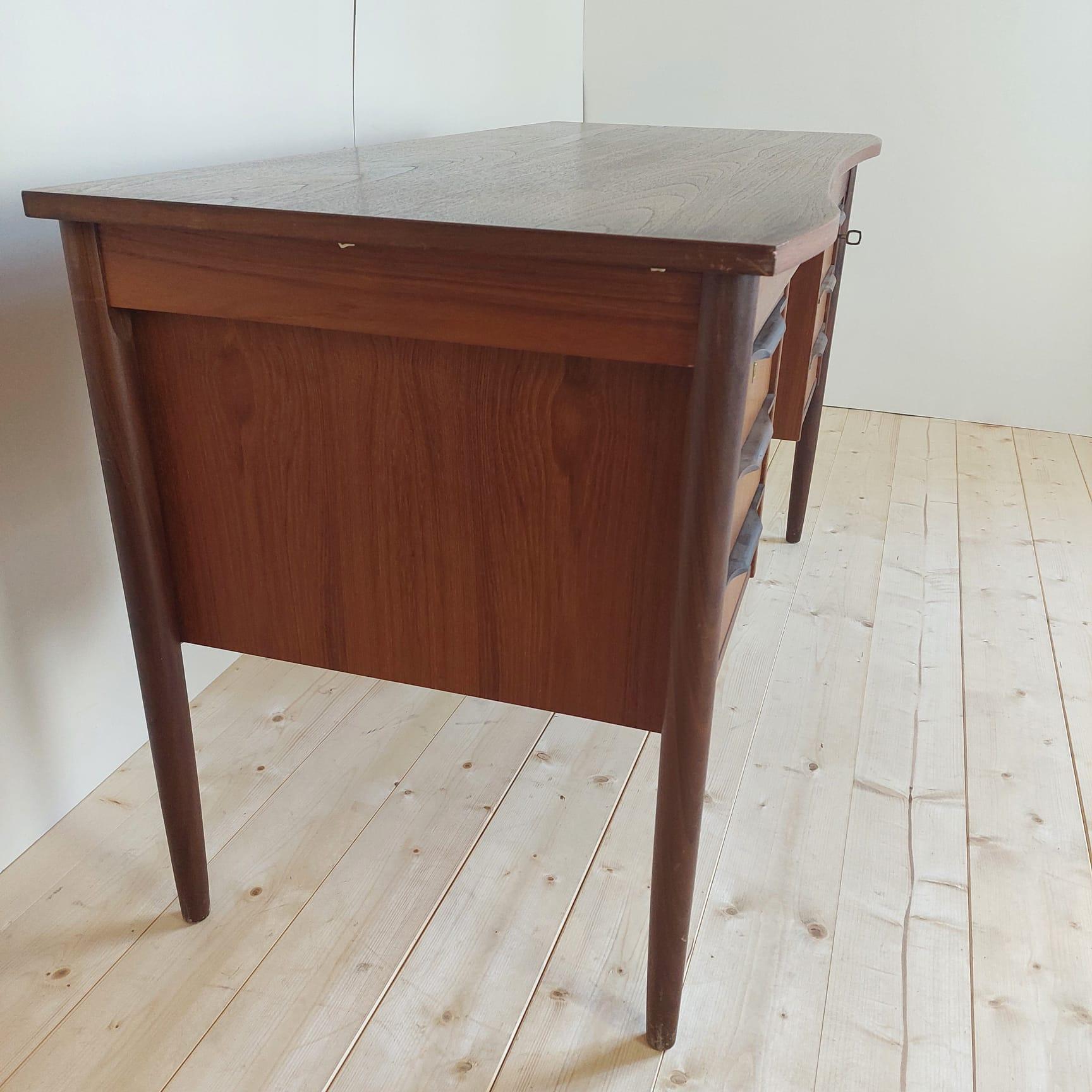 Impiallacciato Mid-century writing desk in teak, Denmark 1960s in vendita