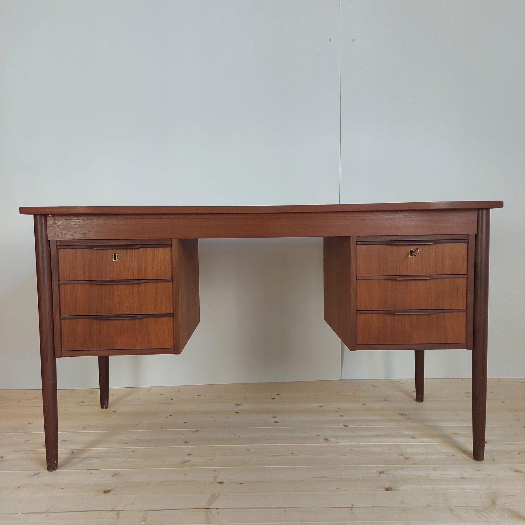 Mid-century writing desk in teak, Denmark 1960s In condizioni buone in vendita a Torino, IT