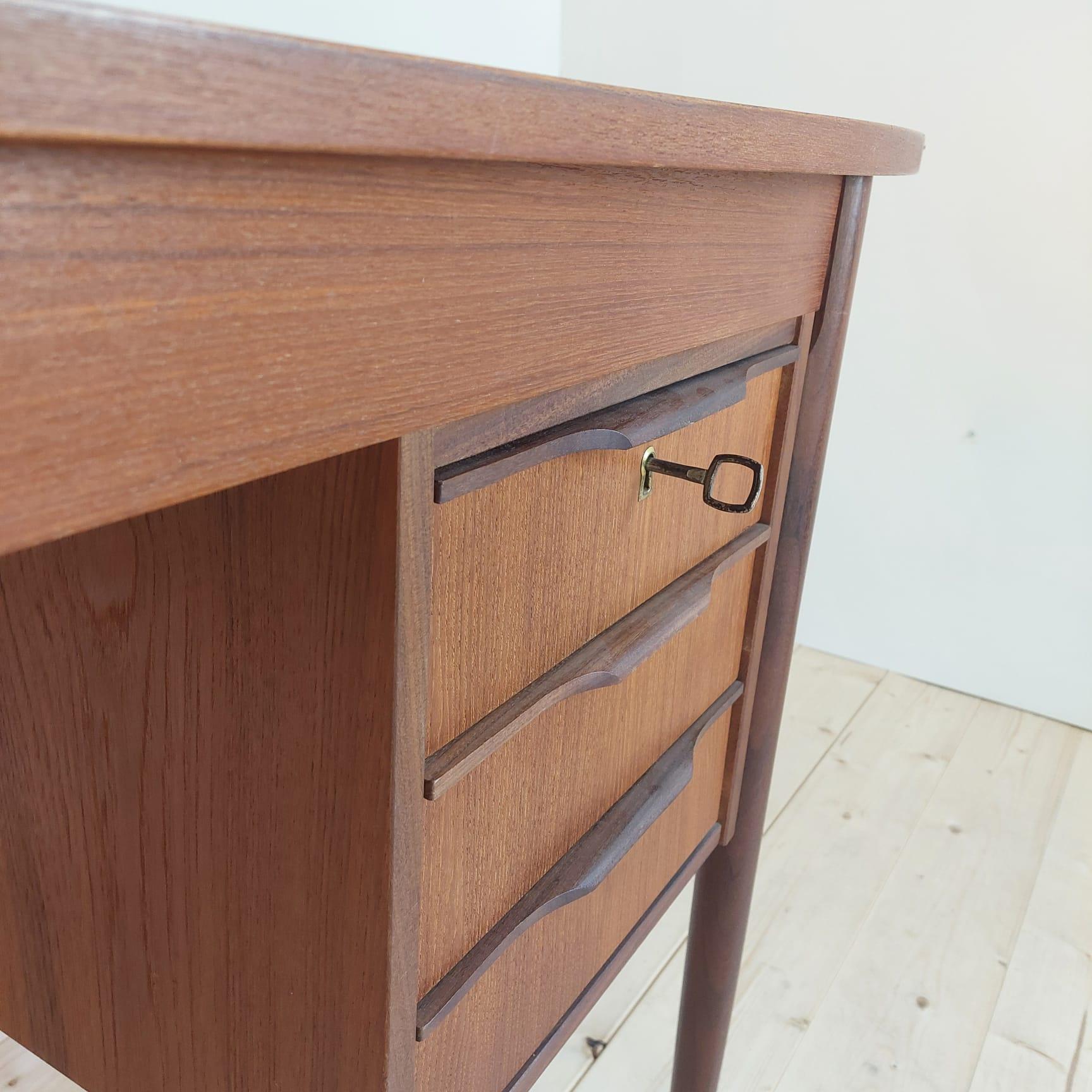 Mid-20th Century Mid-century writing desk in teak, Denmark 1960s in vendita