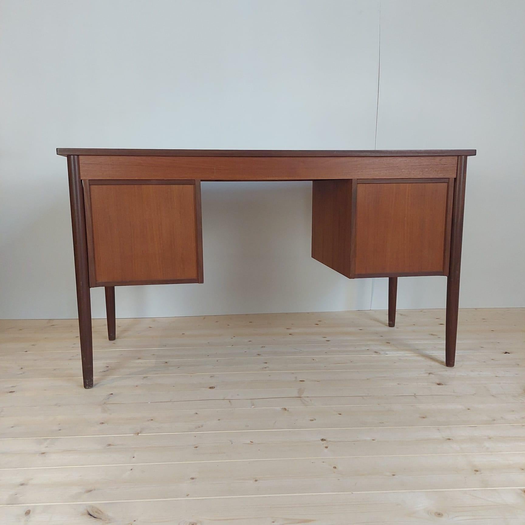Teak Mid-century writing desk in teak, Denmark 1960s in vendita