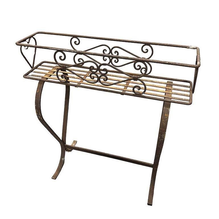 Mid-century Wroght Iron Scrolling Trestle Style Elevated Planter Stand In Good Condition For Sale In Van Nuys, CA