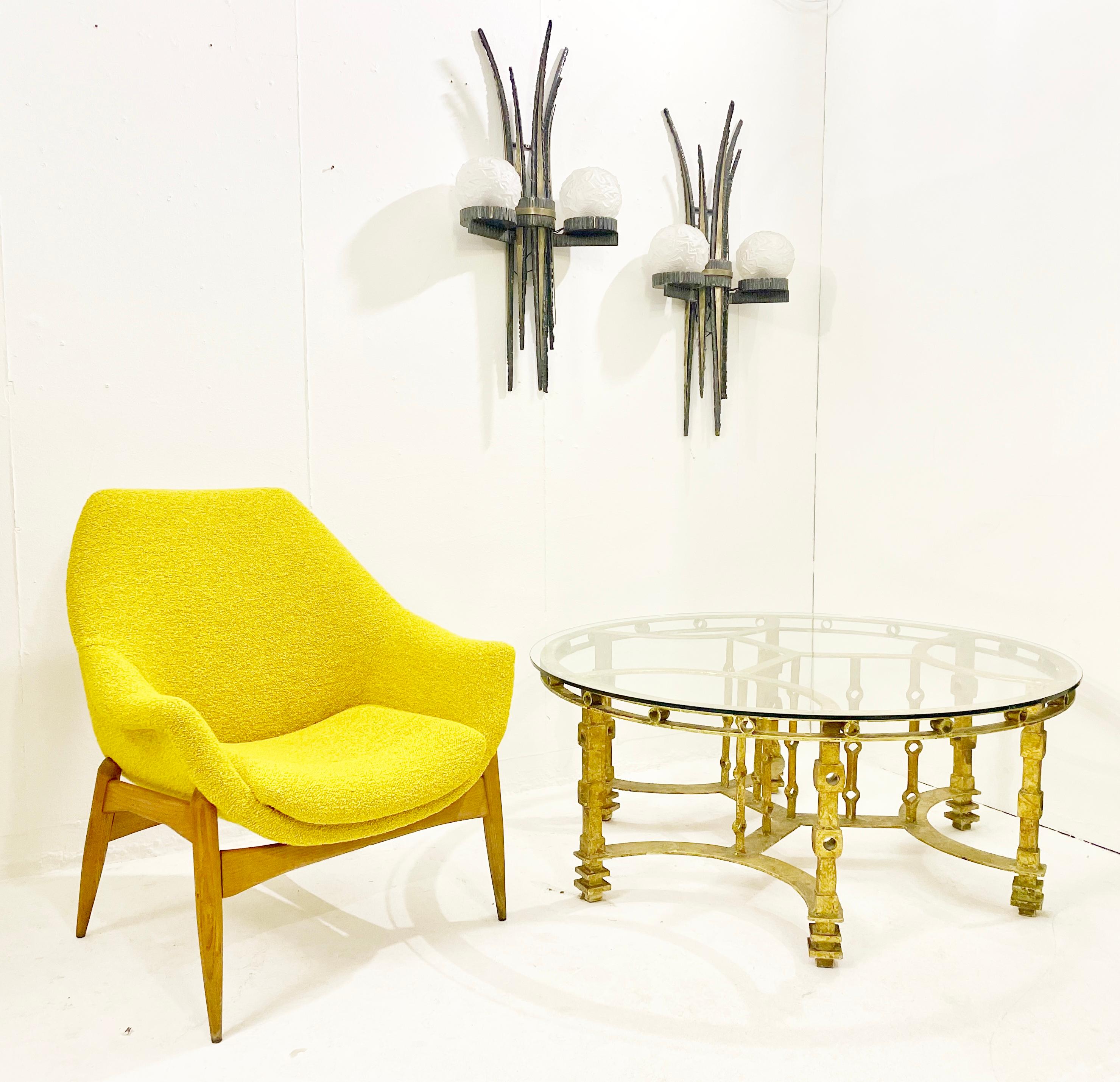 Table basse du milieu du siècle en fer forgé doré et plateau en verre - France, années 1940.