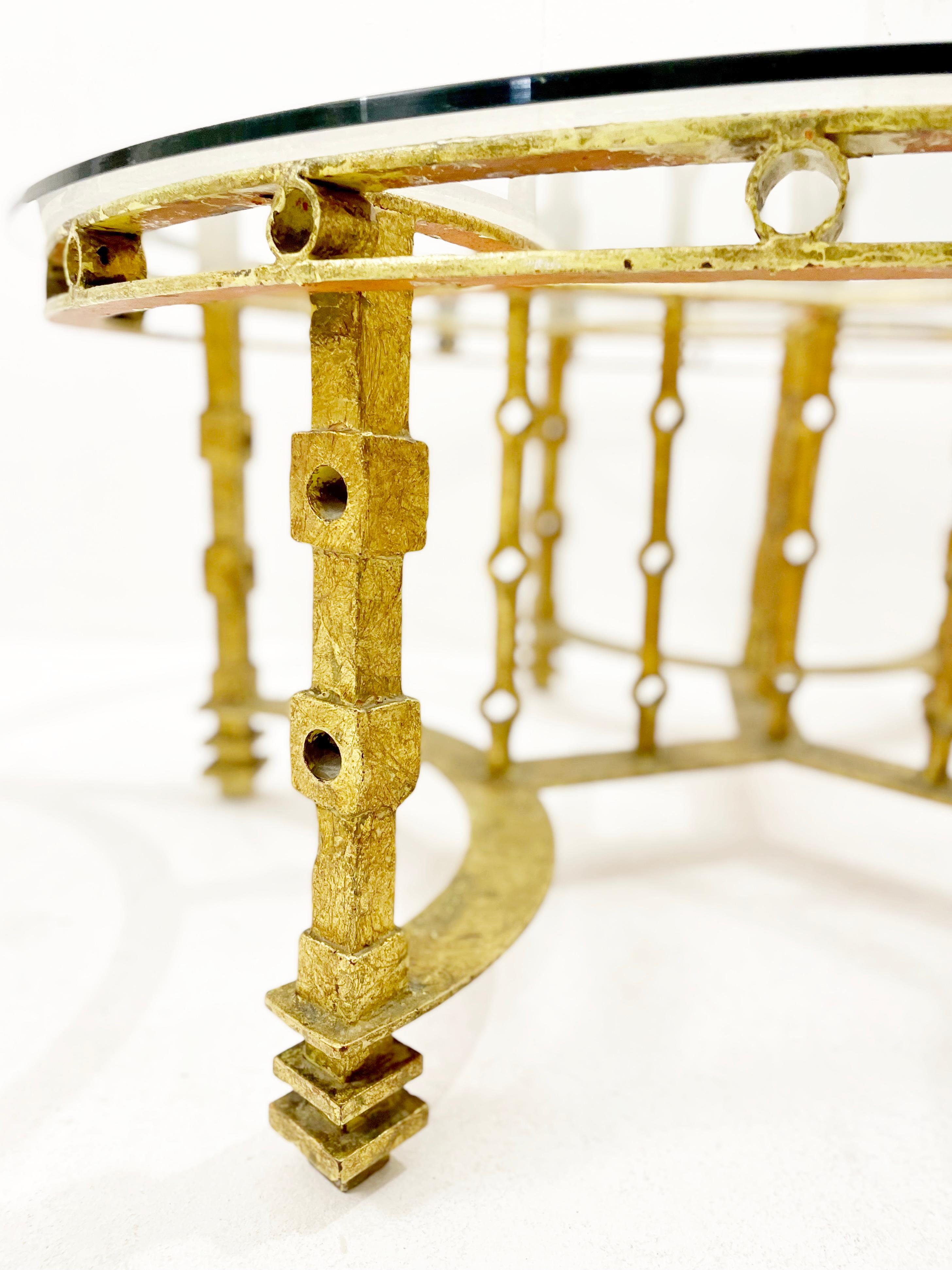 Fer forgé Table basse du milieu du siècle en fer forgé doré et plateau en verre, France, années 1940 en vente