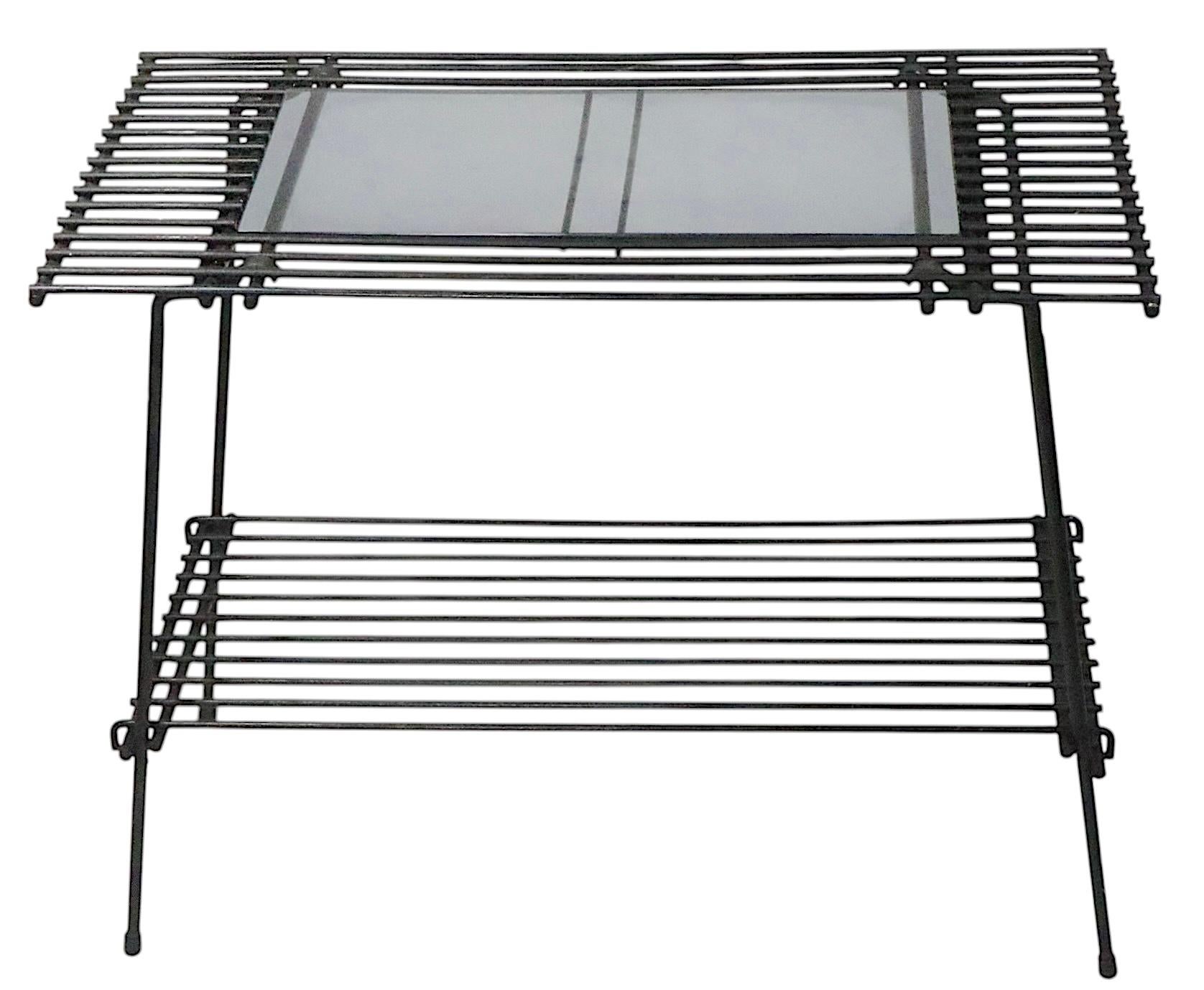 Table d'appoint en verre et fer forgé du milieu du siècle Support pour plantes en vente 3