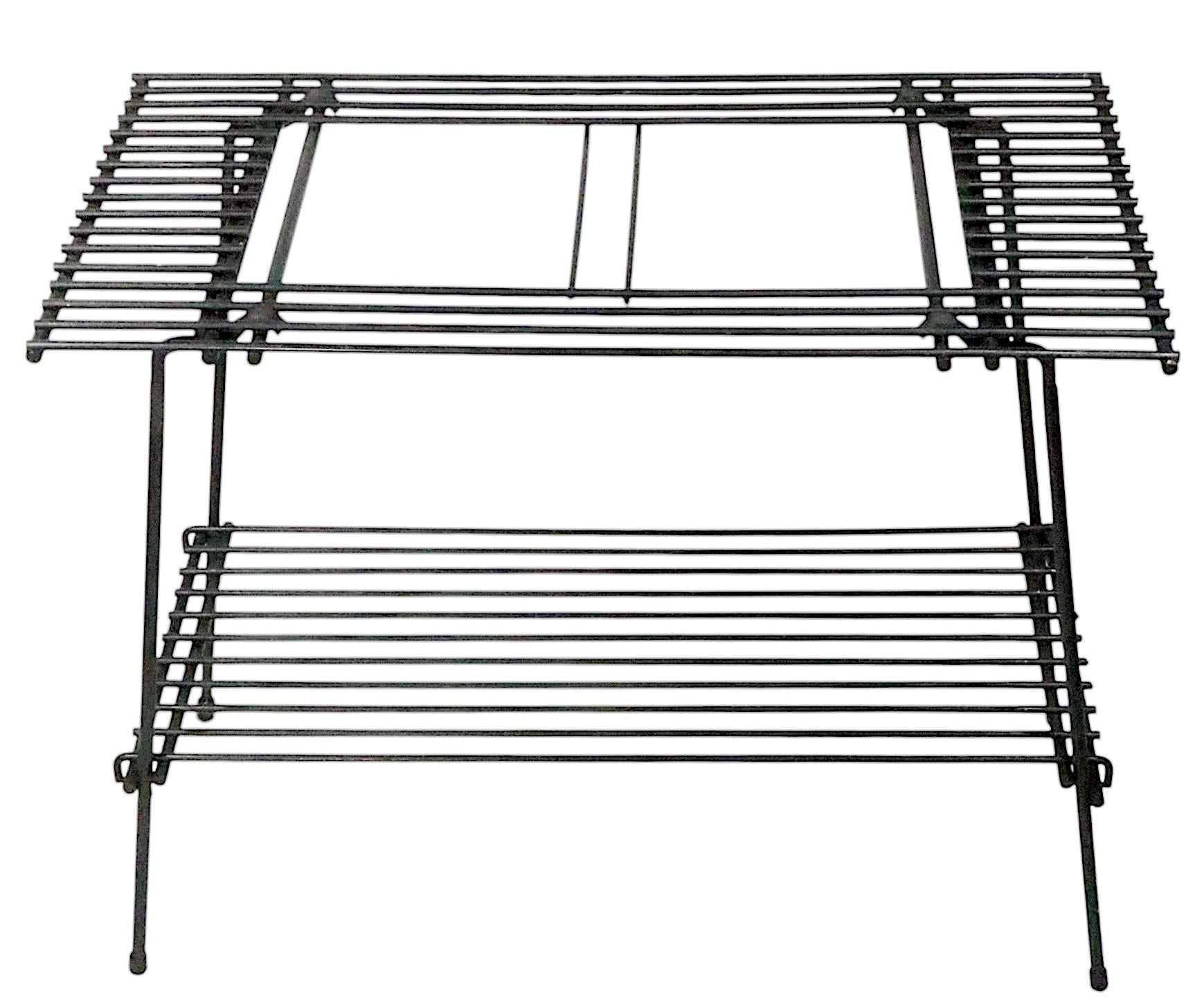 Table d'appoint en verre et fer forgé du milieu du siècle Support pour plantes en vente 4