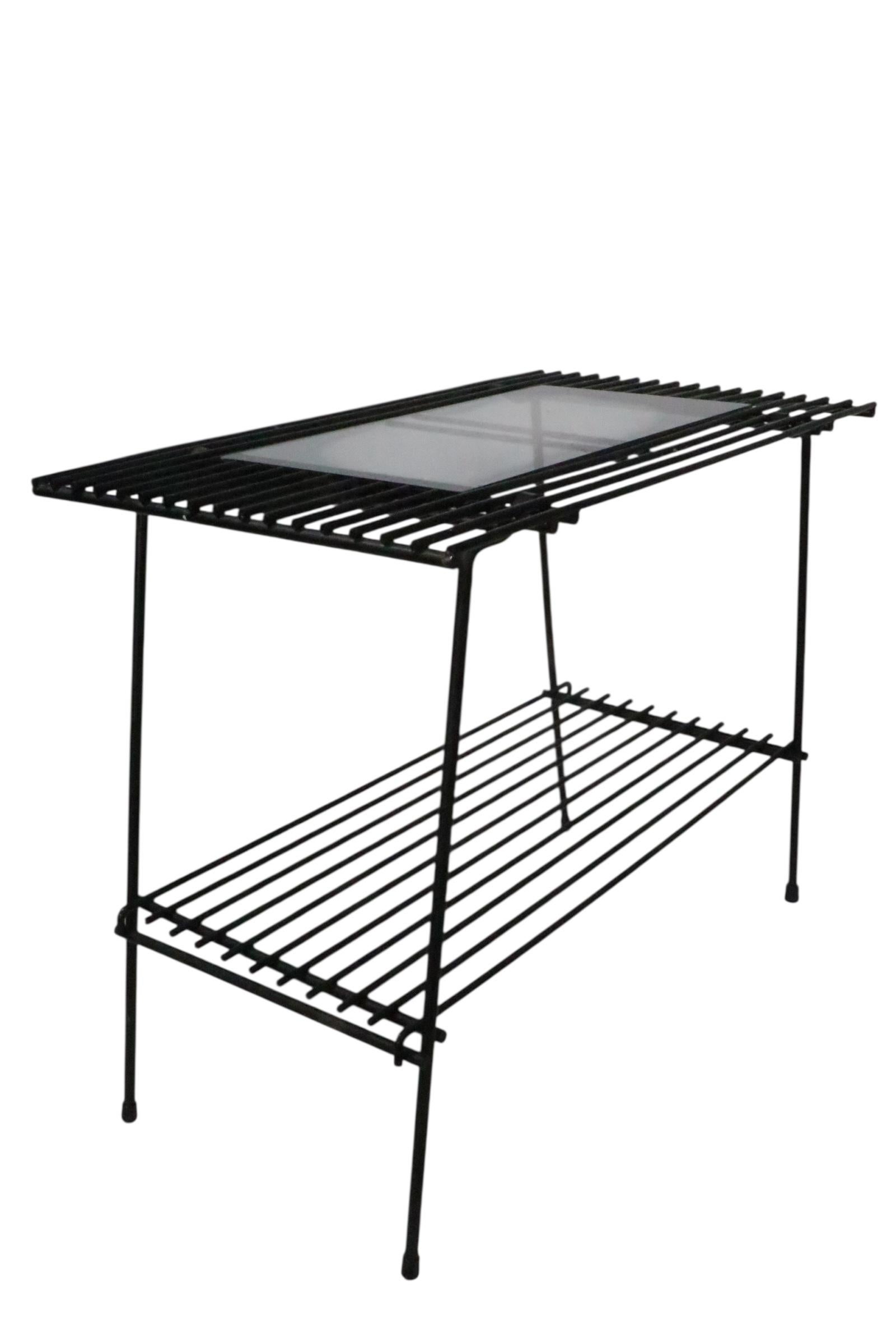 Table d'appoint en verre et fer forgé du milieu du siècle Support pour plantes en vente 7