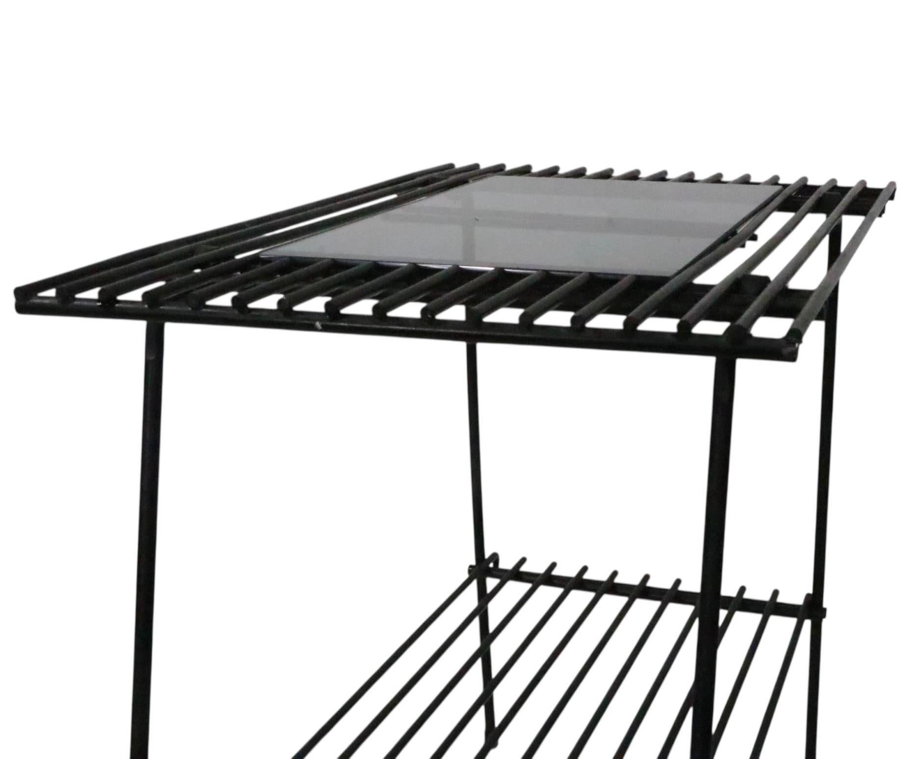 Table d'appoint en verre et fer forgé du milieu du siècle Support pour plantes en vente 8