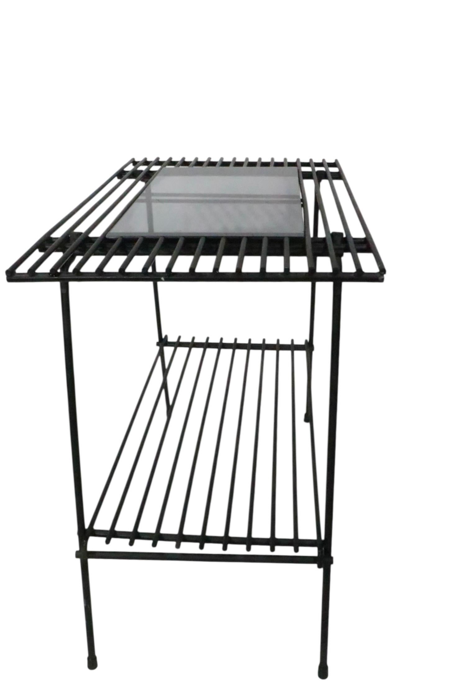Table d'appoint en verre et fer forgé du milieu du siècle Support pour plantes en vente 9