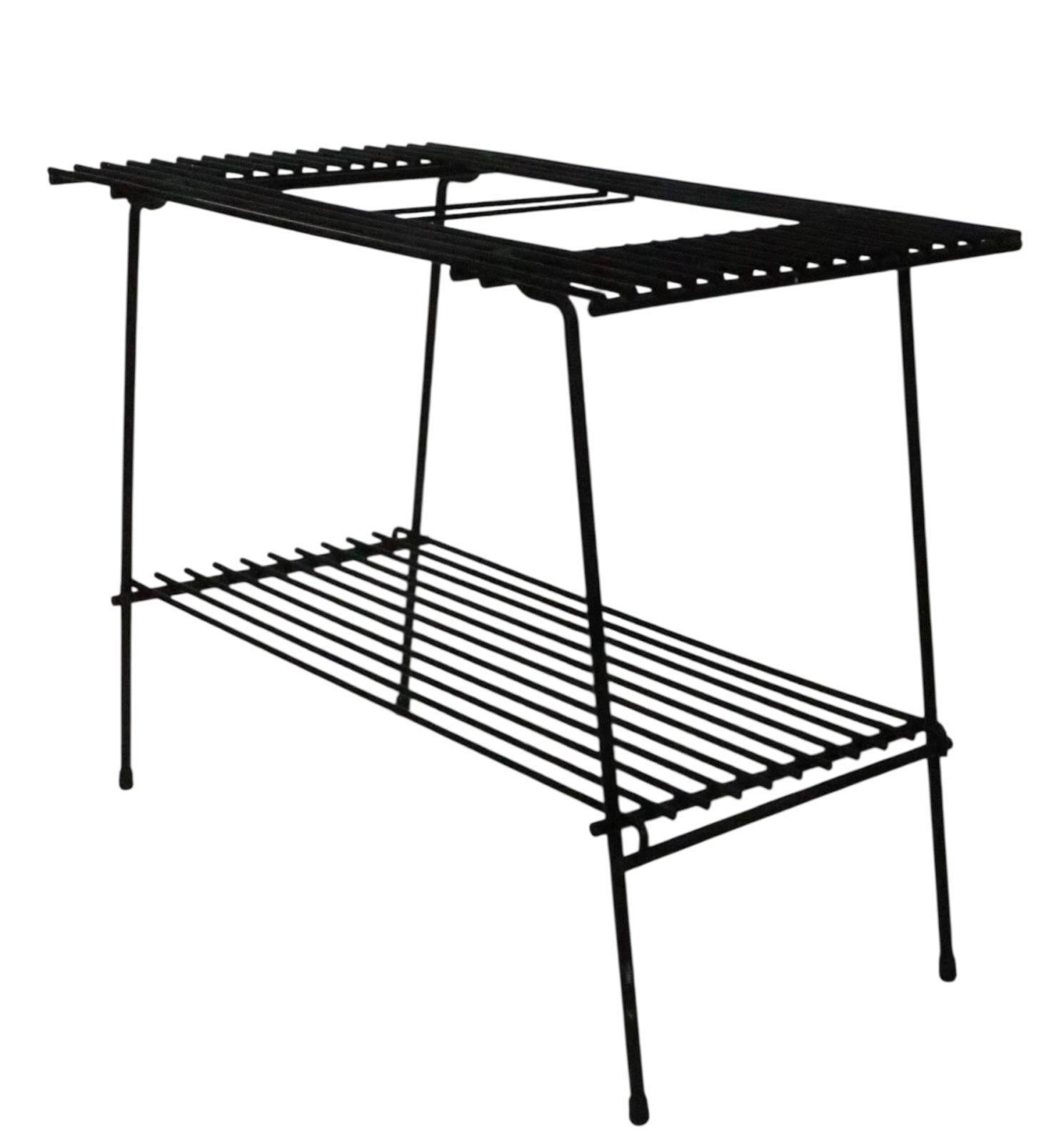Table d'appoint en verre et fer forgé du milieu du siècle Support pour plantes en vente 11